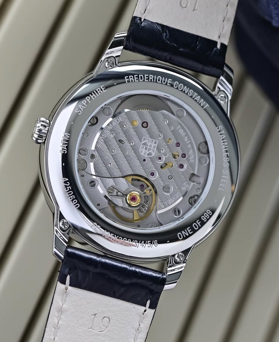 Retrhorlogerie's tweet photo. Frédérique Constant enrichi la gamme Moneta d’une nouvelle déclinaison à remontage manuel ⚙️

Boîtier acier 38.5mm. Cadran texturé avec un dégradé saumon. Calibre à remontage manuel La Joux-Perret G100 offrant 63h de réserve de marche. 

Prix : 1995€ https://t.co/7bk5oAmE4o