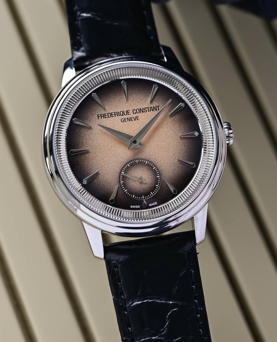 Retrhorlogerie's tweet photo. Frédérique Constant enrichi la gamme Moneta d’une nouvelle déclinaison à remontage manuel ⚙️

Boîtier acier 38.5mm. Cadran texturé avec un dégradé saumon. Calibre à remontage manuel La Joux-Perret G100 offrant 63h de réserve de marche. 

Prix : 1995€ https://t.co/7bk5oAmE4o