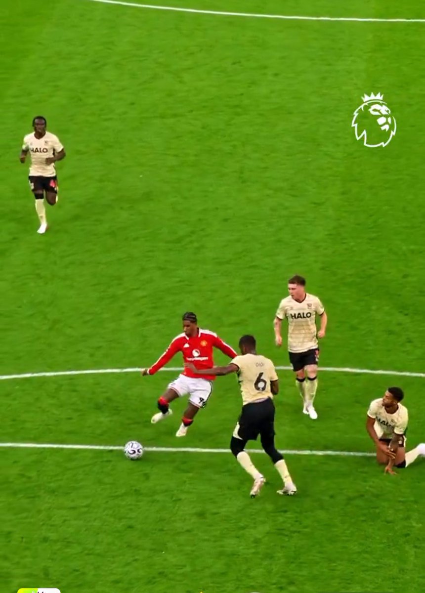 ObitayoTaiwo's tweet photo. @premierleague Should have shot here. Nonsense effort https://t.co/pQcR2emK3Q
