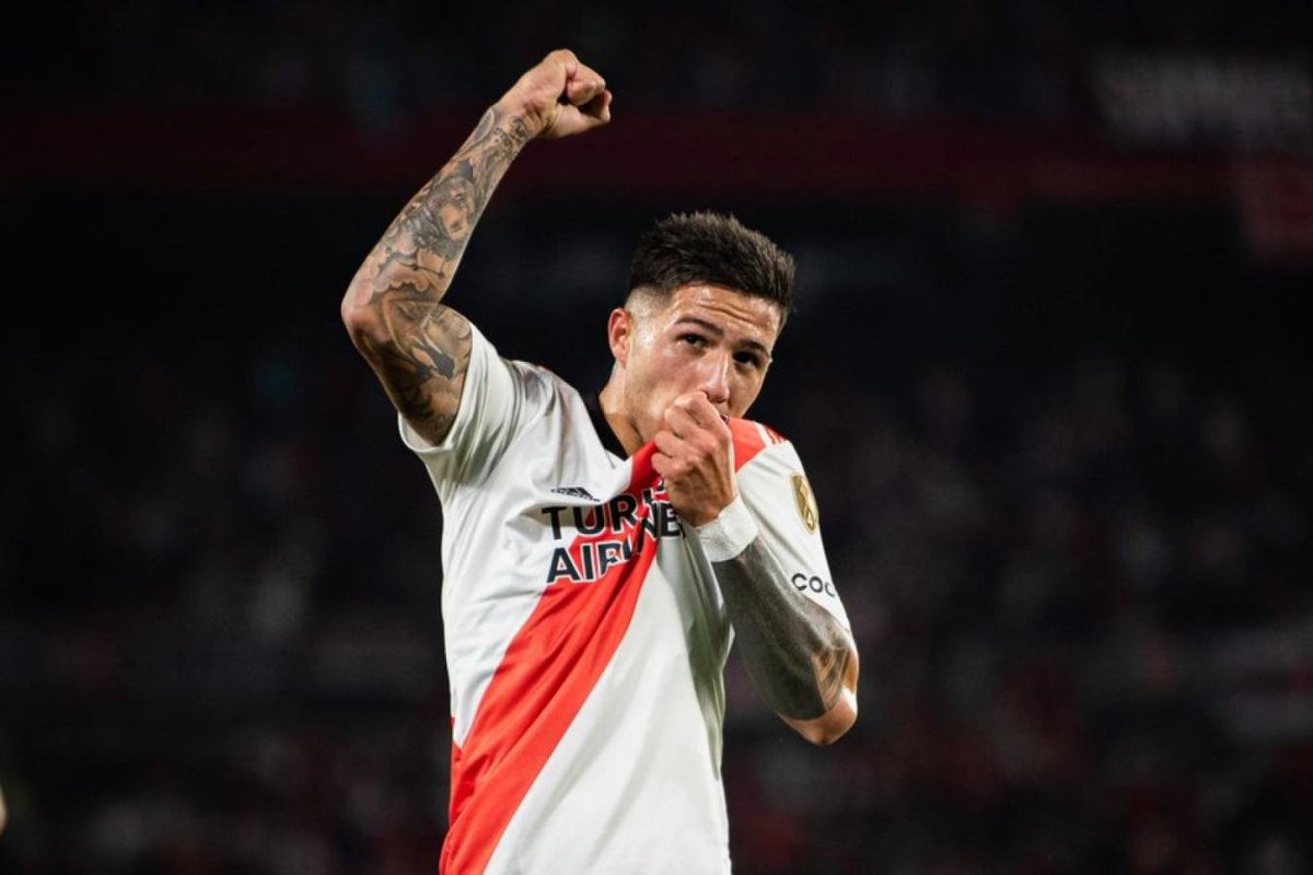 Joacmillo's tweet photo. Siempre viene bien recordar que 4 de los 5 ventas de futbolistas argentinos MÁS CAROS de la HISTORIA surgieron de las inferiores de River:

1️⃣ Enzo: 146M ⚪🔴⚪
2️⃣ Enzo: 121M ⚪🔴⚪
3️⃣ Higuaín: 90M ⚪🔴⚪
4️⃣ Julián: 75M ⚪🔴⚪
5️⃣ Di María: 75M https://t.co/04GOWdpkMe