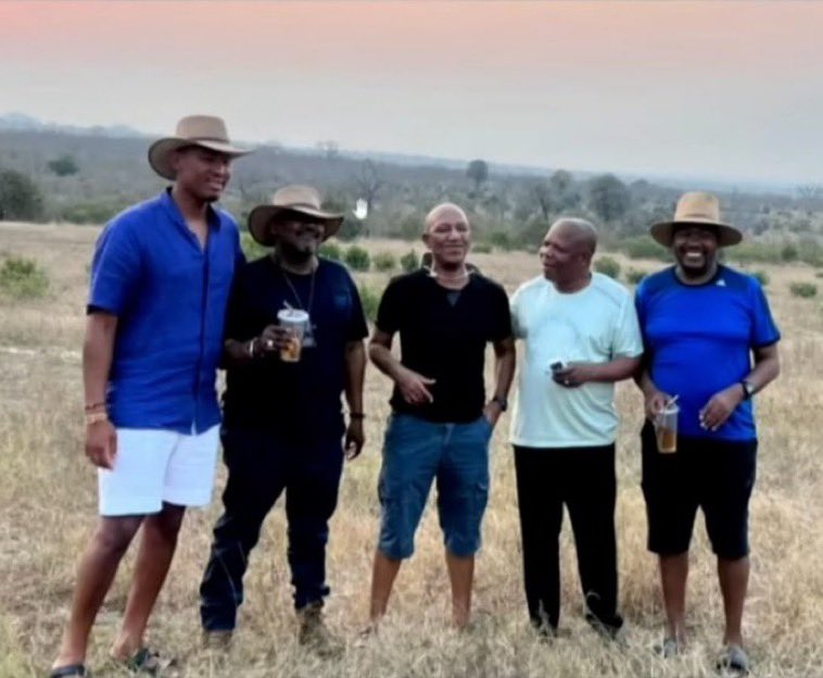 BafanaSurprise's tweet photo. This photo was retrieved from Mswazi’s phone! 

Ze Nxumalo photographed with members of the Big 5, the same Ze that’s Julius Malema’s friend.

The same Julius Malema that paid regular visits to Mswazi’s farm, even became a guest speaker at Mswazi’s funeral! https://t.co/MBQe5ghMAo