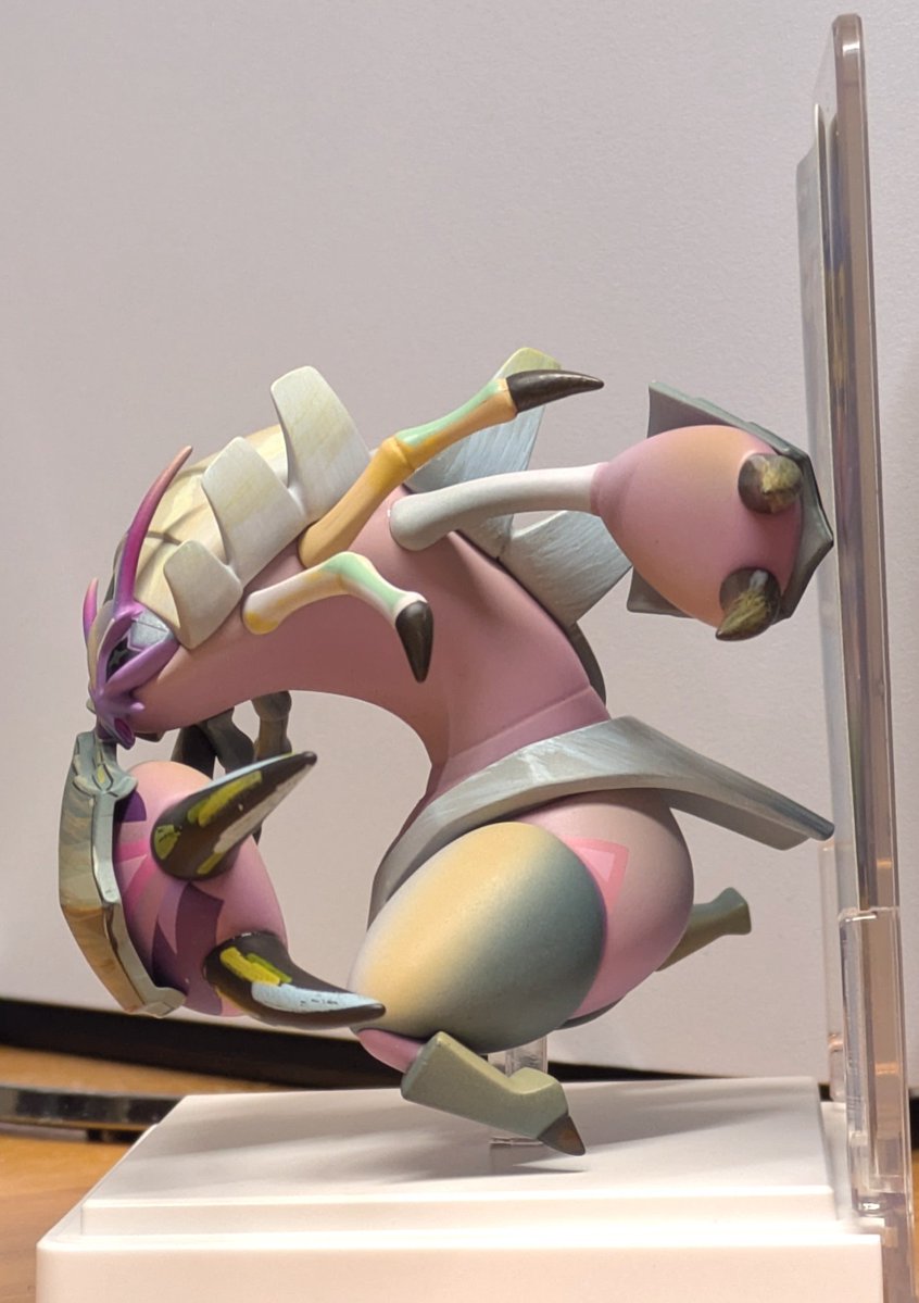 kaeria_musi's tweet photo. ポケカフィギュアのグソクムシャを入手✌
商品化自体が奇跡レベルの複雑な構造+何工程踏んでるのか分からない重厚な塗装
ずっと見てられるかも https://t.co/ypknkXNVkj