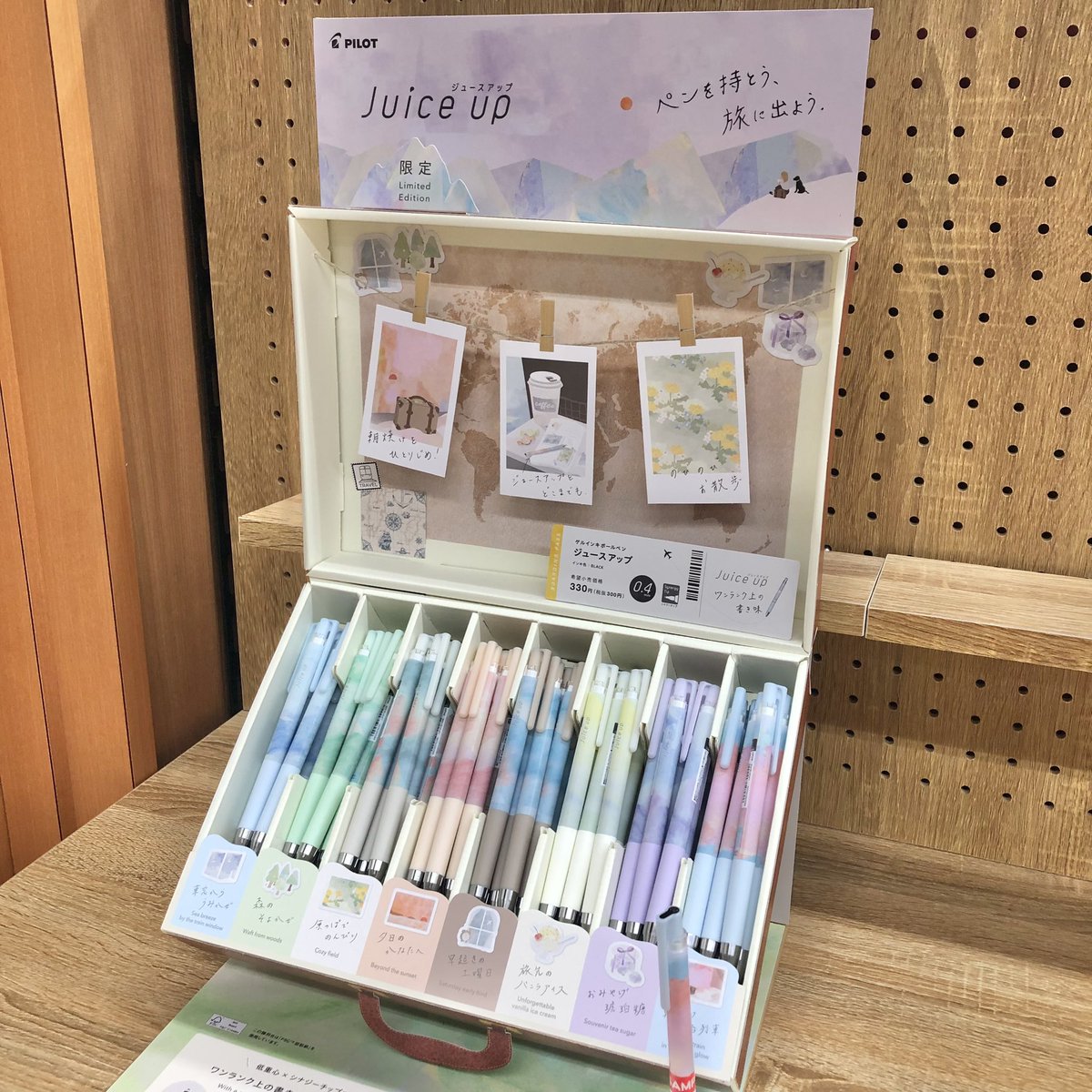 Hi_NOTE_isesaki's tweet photo. 文具や雑貨にこだわりのあるあなたに
ちょっと大人っぽいジュースアップ（ゲルボールペン）出ました🍹
旅に出るようなワクワクした気持ちで、とっておきの1本を選んでくださいね
インキ色は全て黒です🐦‍⬛
ダイアリーに合わせて選んでもいいかも📓🖊️
1本税込330円
数量限定でなくなり次第終了です https://t.co/mVDWIrsVhe