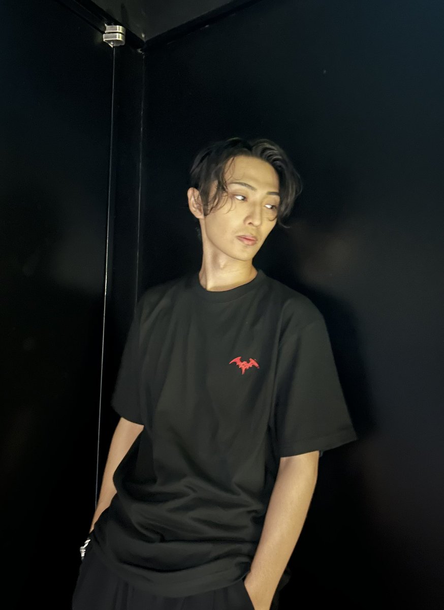 alucard_show's tweet photo. † ──────────────
　　　　𝐀𝐋𝐔𝐂𝐀𝐑𝐃 
オフィシャルグッズ先行受付は
明日𝟗月𝟑日 （木）𝟐𝟑:𝟓𝟗迄
 ──────────────†

・【先行販売限定】𝐀𝐋𝐔𝐂𝐀𝐑𝐃 𝐒𝐓𝐘𝐋𝐄 𝐓シャツ (𝐌/𝐋/𝐗𝐋)
・バンダナ 

#滝澤諒
#赤名竜乃介

#ALUCARDSHOW2026 https://t.co/A9eVS6ozCY