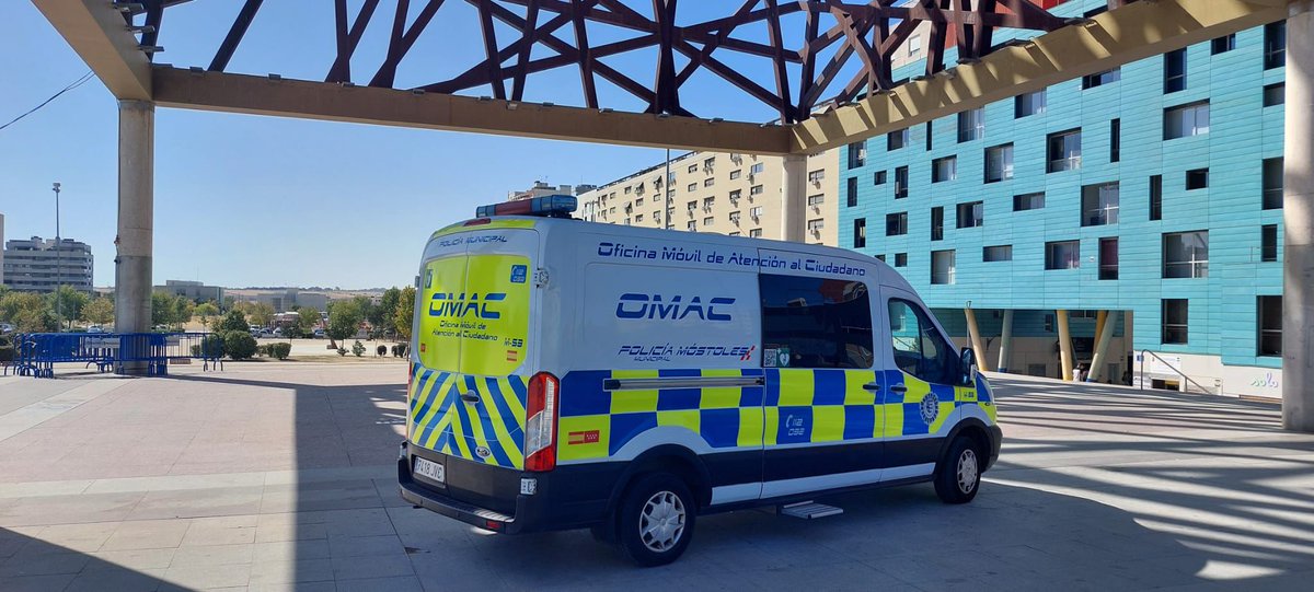 policiaMostoles's tweet photo. 📍 Plaza del Sol, #Móstoles 
👮‍♂️ Nuestros agentes de la OMAC (Oficina Móvil de Atención al Ciudadano) se encuentran en la zona realizando labores de prevención y atención a la ciudadanía.
#Móstoles #PolicíaMunicipal #OMAC #SeguridadCiudadana #Prevención https://t.co/L8cOJqfsTi