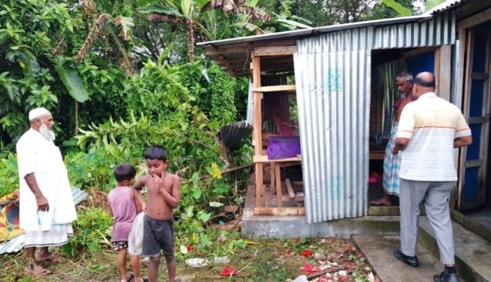 farah021e's tweet photo. 🚨 What is happening to our #Bangladesh?
A bomb blast at a mosque imam’s residence raises a disturbing question: Is violence becoming normalised in Dhaka?

Since July 2024, we’ve witnessed the collapse of law and order—or something far deeper, like #ISI—in Dhaka.
@SpencerGuard https://t.co/u97Ej7LcIf
