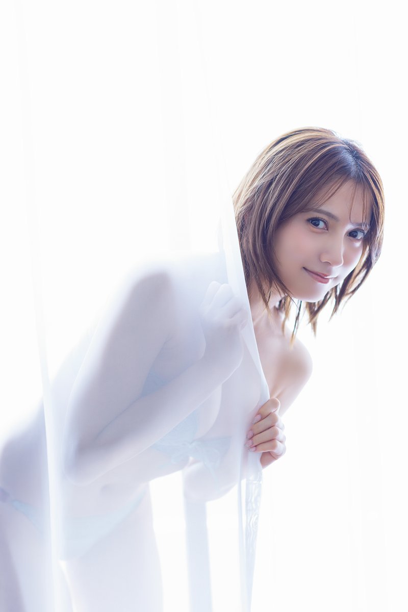 YA_gravure's tweet photo. ヤングアニマル17号 発売中！！✨✨✨
購入はこちら⇒https://t.co/4SPytVGArS

☆表紙・巻頭グラビア『#桃月なしこ』　@nashiko_cos
視線を奪い、心を支配するほどの研ぎ澄まされた美。
真夏を暑さを冷ます最上級クールビューティー桃月なしこ。

Photo：#西條彰仁
Styling：#工藤沙恵(ミタケイショウ)
Hairmake：#塩田結香(JULLY)

◎特別付録
☆「桃月なしこ」両面クリアファイル

#桃月なしこ　#宮川みやび　#ヤングアニマル　#ヤングアニマルWEB　#gravure