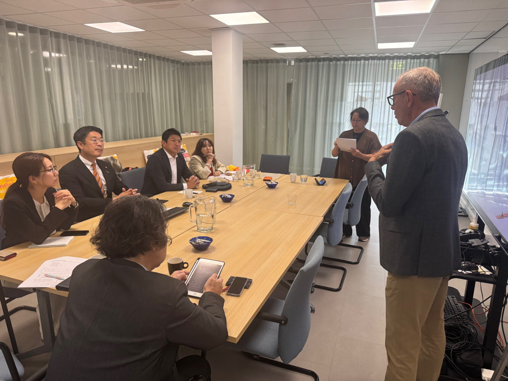 jinkamiya's tweet photo. 厚労委員の岩本議員、宮出議員に、
オランダの政党の民主主義フォーラムと交流のある安達議員を加えて、4人でオランダ視察に来ています。

スタートは、2002年からオランダで始まっている安楽死をサポートする協会のポス氏に、オランダでの制度運用について詳しくレクチャーをしていただきました。
想像以上に制度がしっかり作られていて、懸念点がクリアになりました。また報告していきます。