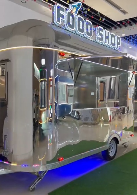 sen_fu30167's tweet photo. Elevate your outdoor business with our customizable towable mobile food trailer! Featuring a sleek full mirror stainless steel body, it’s perfect for night markets and exhibitions. 🌟 #FoodTrailer #OutdoorBiz #fyp #foryou https://t.co/Nn9eQiBj0b