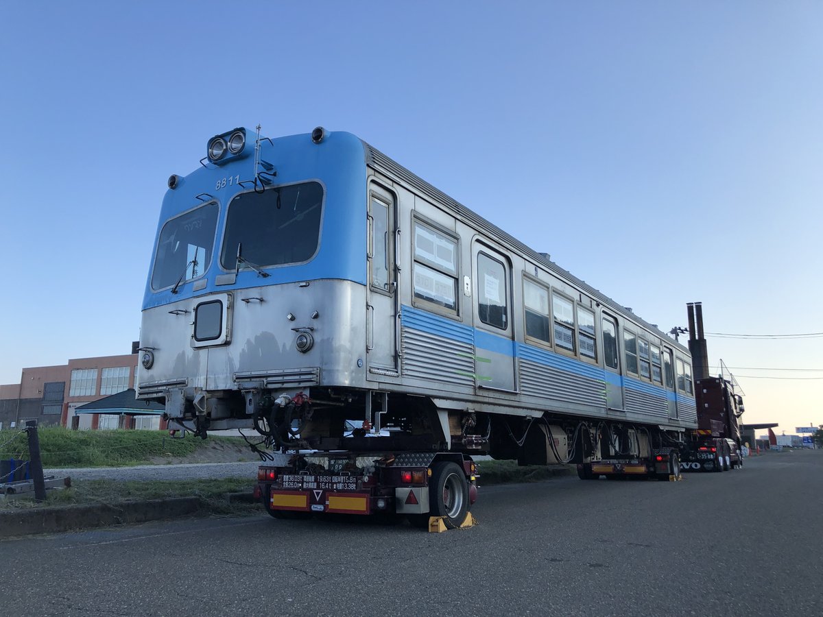 stainplacar3000's tweet photo. 1年前、3701号車(8811���)は、たくさんの方々に支えられ
北陸から首都圏へ、500km以上の帰還の旅に出ました。

伏木へ曲がる交差点を直進し、名立の海を望み、碓氷峠を越え、かつての同僚が今日も走る群馬の街を駆け抜ける長い旅。

この日は日本海に見送られ、太平洋しか知らない2両の���車が待つ地へ。 https://t.co/wmxRE1zOfM