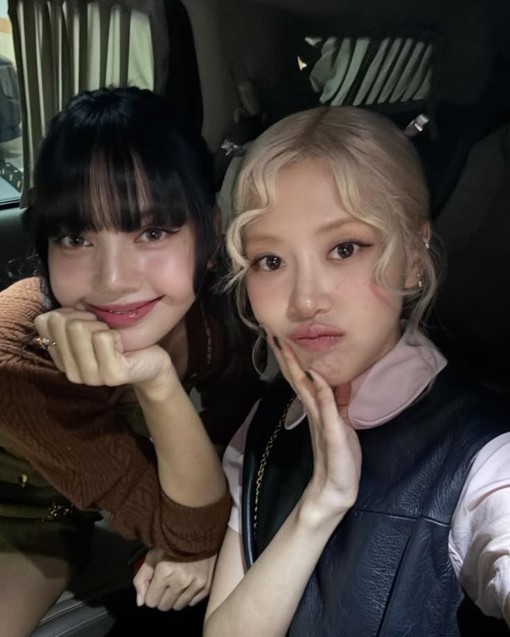 rosechantx's tweet photo. it’s been almost a year since we’ve known each other 🥺🫶🤍 https://t.co/72uEIMAJoQ