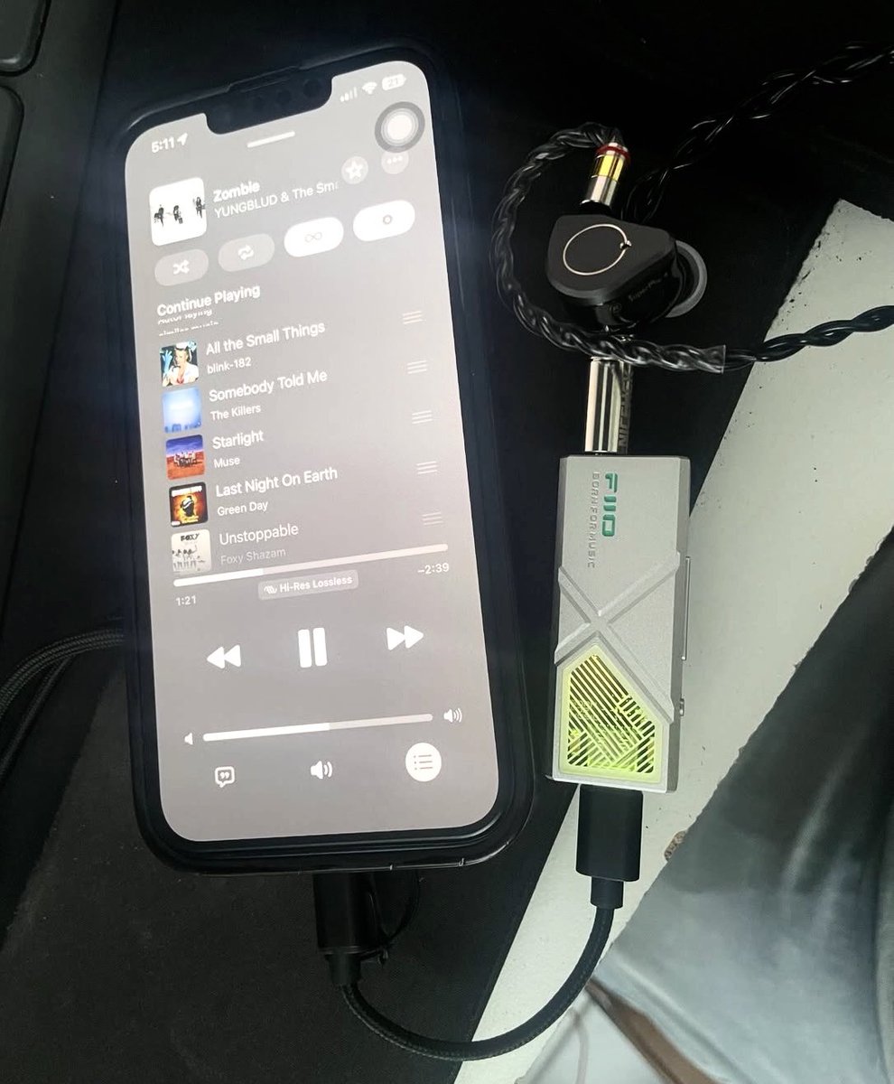 aflkie's tweet photo. POV: pertama kali masuk dunia hi-res audio 

Kaget pas denger ada suara instrumen yang ga pernah kedengeran sebelumnya😅 https://t.co/v1iXNdZdc8