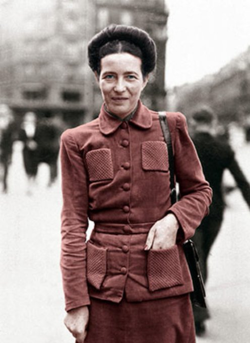 mustafarmagan's tweet photo. Meğer Fransız filozof ve feminist karısı 16 yaşındaki liseli kızları beraber avlıyormuş! 
( @AugusteBardamu dan tercüme)

Modern feminizmin annesi Simone de Beauvoir profesörlük otoritesini kullanarak genç öğrencilerini baştan çıkarıp Jean-Paul Sartre’a teslim ediyordu.  

Tarih, Simone de Beauvoir’ı kadın kurtuluşunun mutlak simgesi yaptı. Erkek egemenliğinden kurtulmayı kadınlara öğreten filozof.  Ama efsanenin ardında, ahlaki ve cinsel bir güç istismarı acımasızca gizlenir.  

1930’larda Beauvoir felsefe dersleri veriyor. Özellikle 16 yaşındaki öğrenci Bianca Bienenfeld’i hedef alıyor. Ergenle samimi bir ilişkiye başlıyor, onu psikolojik olarak arkadaşlarından tecrit ediyor, sonra sevgilisi Jean-Paul Sartre’ın yatağına sunuyor.  

Mekanizma yıkıcı: Beauvoir baştan çıkarıyor, Sartre tadını çıkarıyor.  

1990’da ölümünden sonra yayımlanan özel yazışmalarında çiftin istismarı mide bulandırıyor. Genç kızlar orada insanlıktan çıkarılmış, Bianca için Louise Védrine gibi takma adlar kullanılmış.  

Beauvoir lise öğrencilerini klinik bir şekilde yönettiğini yazmış. Sartre’a onlarla geçirdiği geceleri anlatıyor, öğrencilerinin saflığını ve boyun eğişini bir böcekbilimcinin soğukluğuyla tasvir ediyor.  

Mektuplarında kızlar üzerinde tam bir hâkimiyet kurmanın keyfini açıkça çıkarıyor. Avlarını gözyaşları içinde, kıskançlık ya da kaygıdan hıçkırıklar atarken tarif ediyor; bir yandan da Sartre’la zaman çizelgesini koordine ederek birbirleriyle karşılaşmadan birbirlerine paslıyorlar.  

Sartre ona aynı buz gibi tonda cevap veriyor, samimi detaylar talep ediyor ya da bu genç kızların onlara yüklediği duygusal yükten yakınıyor. Efsanevi çift, öğrencilerinin özel hayatını lojistik bir sözleşme gibi yönetiyor, bu ergenleri tek kullanımlık oyuncaklar düzeyine indirgiyor.  

Beauvoir'ın ceza görmeme hali Nathalie Sorokine vakasıyla sarsılıyor. Aralık 1941’de kızın annesi Beauvoir’a karşı reşit olmayanları yoldan çıkarma ve bozma suçlamasıyla resmi bir şikâyet veriyor.  

İdari soruşturma filozofun manipülatif davranışını doğruluyor. Haziran 1943’te Milli Eğitim Bakanlığı Beauvoir’ı öğretmenlik mesleğiyle bağdaşmayan tutum sebebiyle görevden alıyor.  

Savunucuları bu olayı işgal döneminde Vichy rejiminin yürüttüğü basit bir siyasi zulme indirgiyor. Beauvoir Paris'in kurtuluşundan sonra, Temmuz 1945’te resmen göreve iade ediliyor ama bir daha asla lise kapısından içeri adım atmıyor.  

Efsane çöküyor. 

İlericiliğin simgesi Beauvoir entelektüel prestijini bilinçli olarak kullanarak yalnızca kendi ilişkisi uğruna çok genç kadını manipüle ve yok etmek için kullandı.