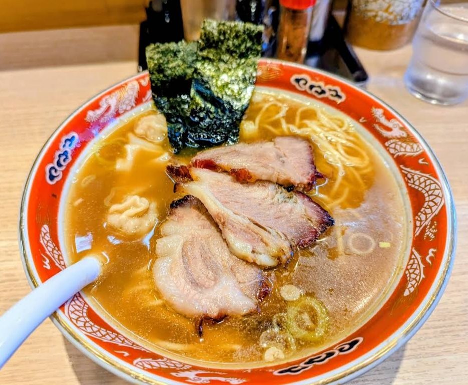 realRen_RT's tweet photo. 表面には薄っすらと液アプラが覆っており熱々。煮干し、節、鶏の出汁がじんわりと効いたスープ。
中加水で中細でわずかに縮れた麺、このスープとの相性は���群。 https://t.co/1dKBmsiFu2