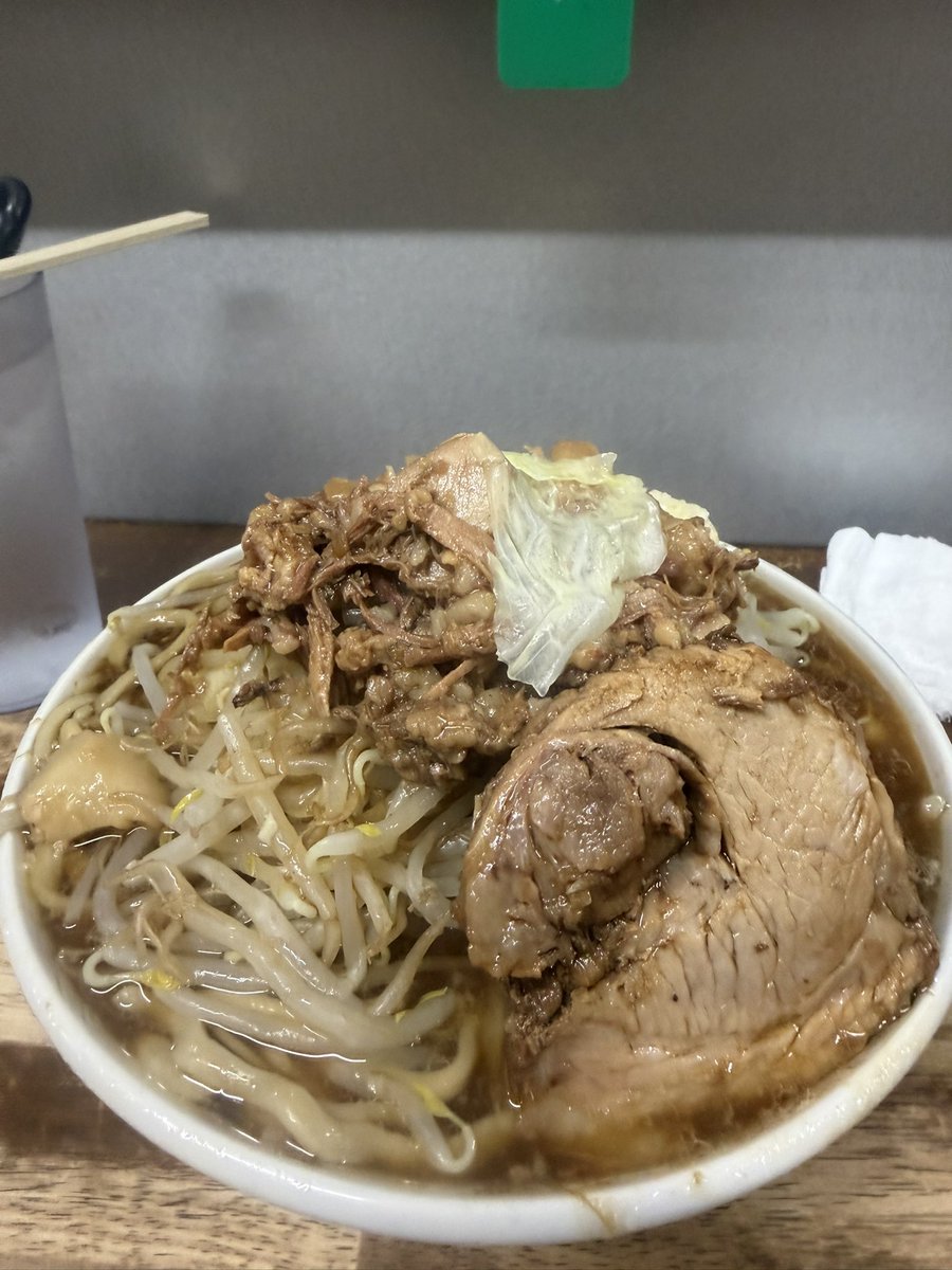 aki53474410's tweet photo. ラーメンマルタ
大ラーメン全マシ
少し涼しくなって、大変啜りやすくなりました。
LINEの外待ちのお知らせ大変便利 https://t.co/BzAn2Gi43A