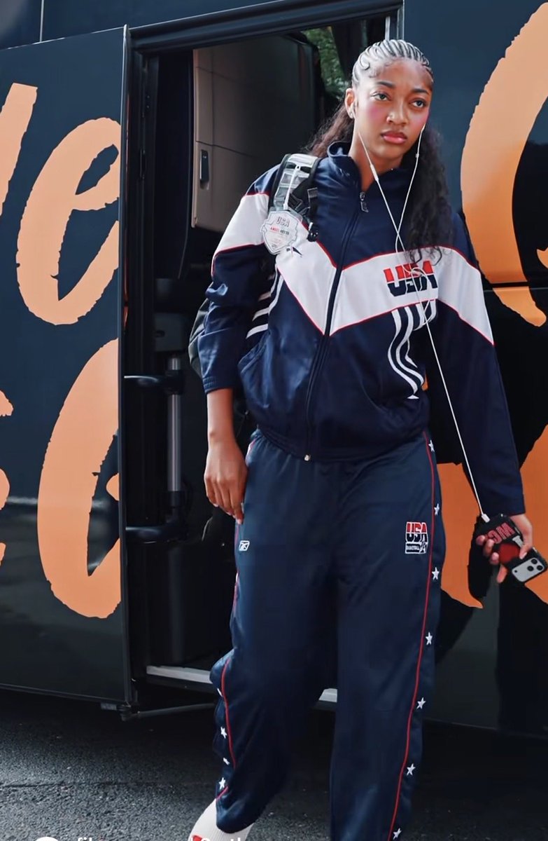 ill_name_this_x's tweet photo. This tracksuit is fire 🔥 https://t.co/ZUEMIQsuNi