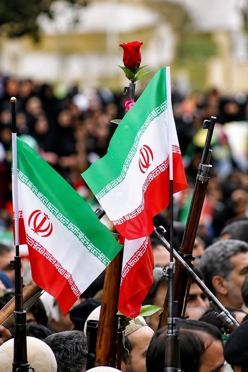 abdy3256's tweet photo. وقتی هزاران نفر کنار هم قرار می‌گیرند و همین حضورها یک جریان بزرگ می‌سازد به اسم #میدان_یار https://t.co/P92qeLLGKl