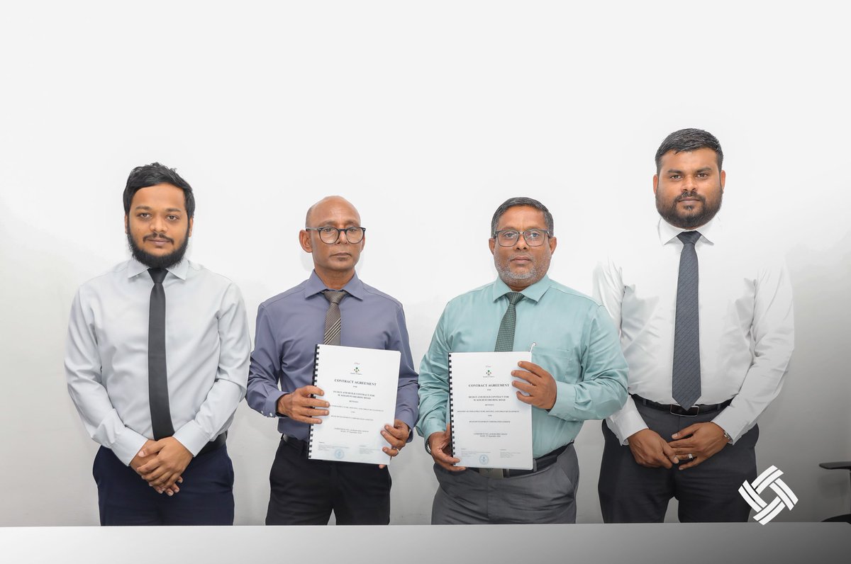 rdcmaldives's tweet photo. ޑިޒައިން އެންޑް ބިލްޑް އުސޫލުގެ ދަށުން، މ. ކޮޅުފުށި ރިންގް ރޯޑް ޒަމާނީ ފެންވަރަށް ތަރައްޤީ ކުރުމުގެ އެއްބަސްވުމުގައި މިނިސްޓްރީ އޮފް އިންފްރާސްޓްރަކްޗަރ، ހައުސިންގ އެންޑް އަރބަން ޑިވެލޮޕްމެންޓް އާއި މި ކޯޕަރޭޝަނާއެކު މިއަދު ވަނީ ސޮއިކޮށްފައެވެ. މި އެއްބަސްވުމުގައި މިނިސްޓްރީ އޮފް އިންފްރާސްޓްރަކްޗަރ، ހައުސިންގ އެންޑް އަރބަން ޑިވެލޮޕްމެންޓްގެ ފަރާތުން ސޮއި ކުރެއްވީ ސްޓޭޓް މިނިސްޓަރ އިސްމާޢީލް ޙަމީދުއެވެ. އަދި މި ކޯޕަރޭޝަންގެ ފަރާތުން މެނޭޖިންގ ޑިރެކްޓަރ އިބްރާހީމް ނަޡީމްއެވެ.

#TeamRDC