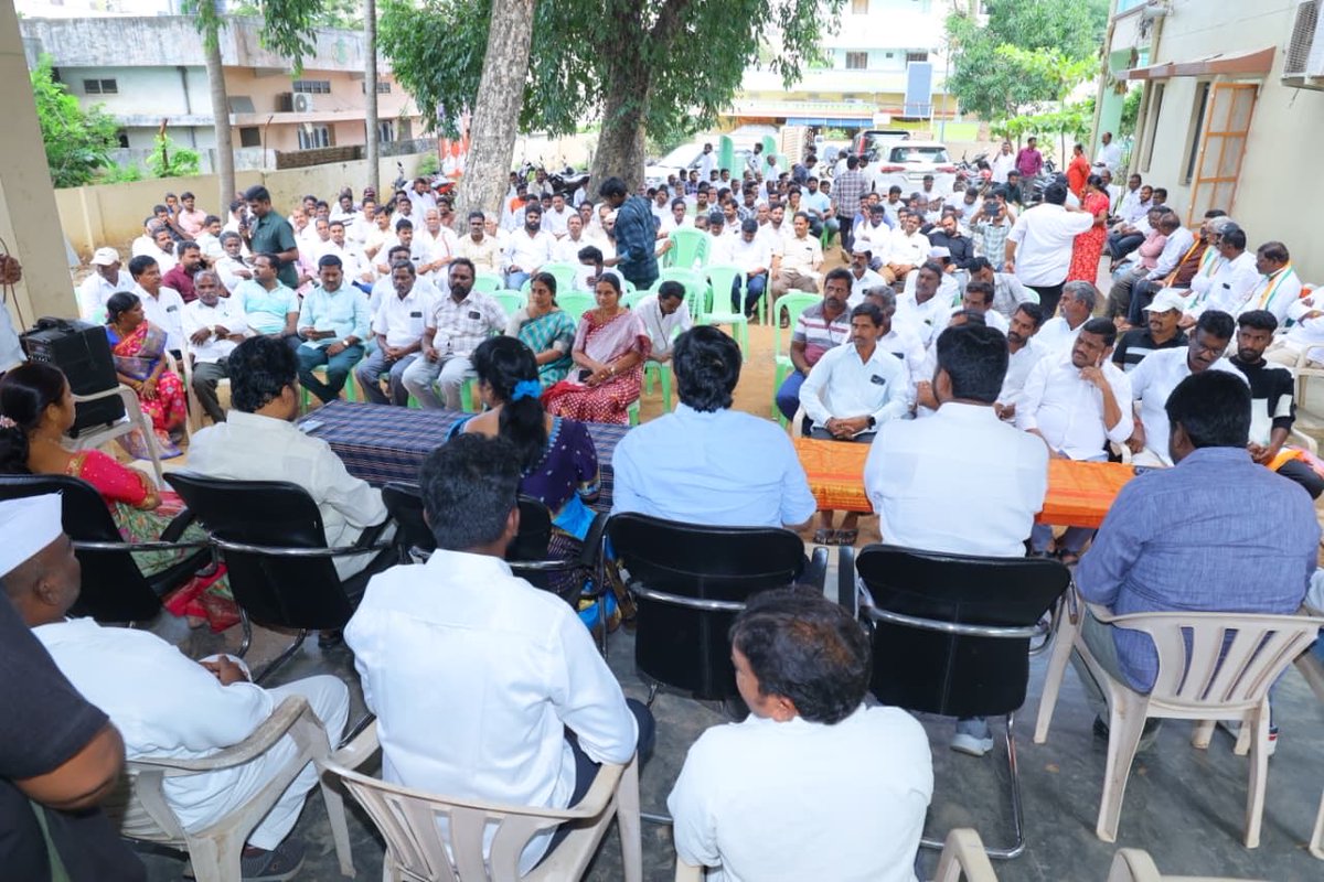 PettemINC's tweet photo. Had my first Social Media Assembly-Level Meeting at Sathupalli with MLA @MattaRagamayee Garu and Dayanad Garu 

Discussed strengthening our digital presence and taking the Congress message effectively to every booth and every household.

Glad to have State Coordinator Ram Laxman, Shiva and Fareed  present. Together, we move forward stronger. ✊🏽