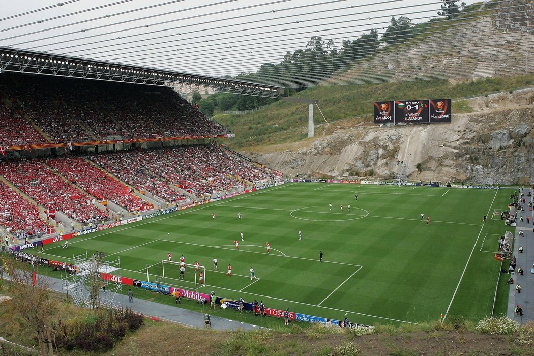 RandomFootbaw's tweet photo. 🇵🇹 SC Braga play their home games in a stadium carved into a granite quarry.

The Estádio Municipal de Braga was built ahead of Euro 2004 on the site of the Monte do Castro quarry.

Instead of enclosing the pitch with four stands, architect Eduardo Souto de Moura designed just two.

They face each other along the touchlines.

Behind one goal is the exposed rock face of the quarry.

Behind the other, the stadium simply opens out towards the surrounding landscape.

Even the roof is unusual, suspended between the two stands by cables rather than supported around a conventional stadium bowl.

The ground opened in 2003 and became one of the venues for Euro 2004.

Locally, it is appropriately known as A Pedreira.

The Quarry.

There really aren’t many places in football that look like this.

#Braga