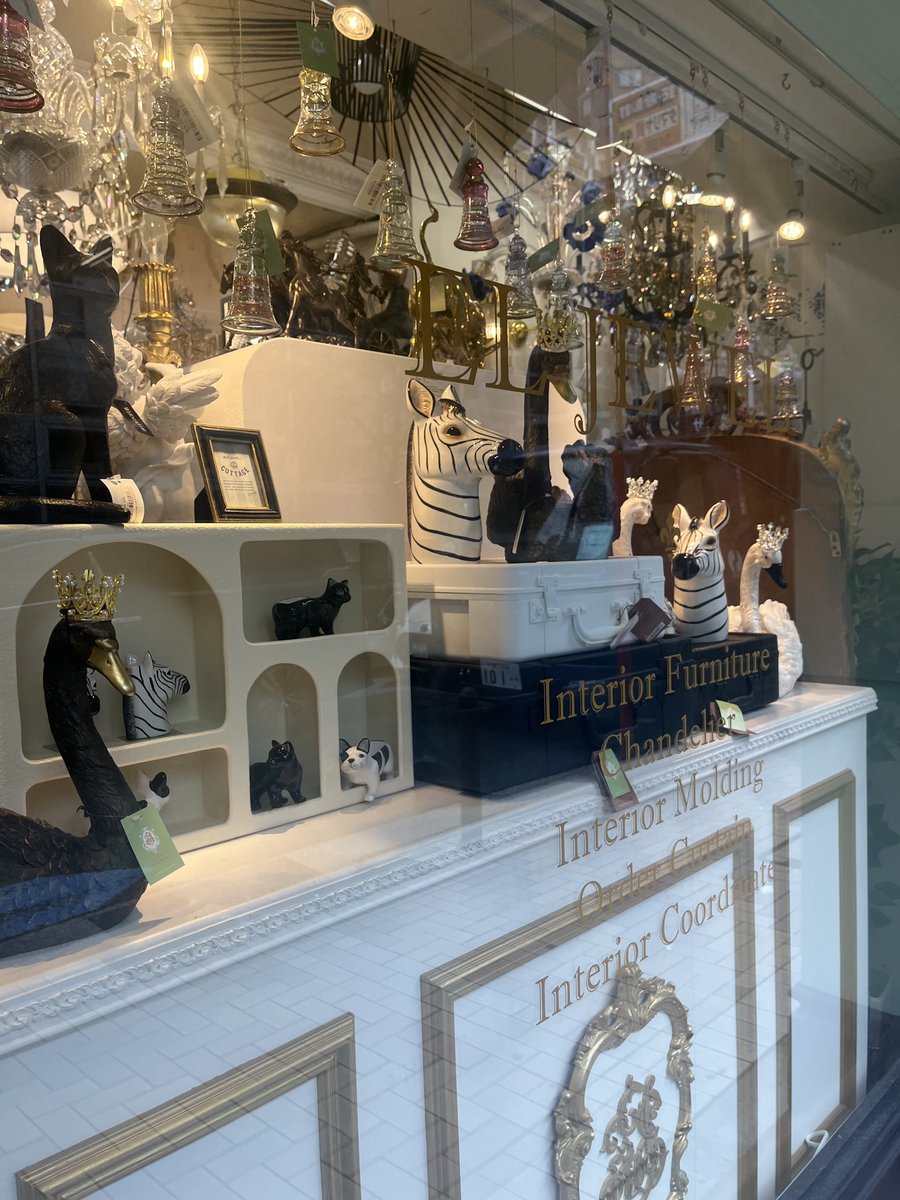 urstella_'s tweet photo. サモトラケのニケが好きでおうちにもいます
こういうインテリアは麻布十番のEL JEWELというお店にたくさんあって、よくのぞいて天使や女神を探しています🪽
季節ごとにディスプレイが変わって、とってもファンシーで夢みたいなお店🦢🩰 https://t.co/u66pFiTSjj