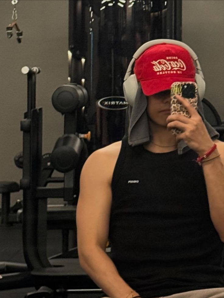 thvgaggedme's tweet photo. i have a thing for his gym mirror selfies https://t.co/uyMH9sILr5
