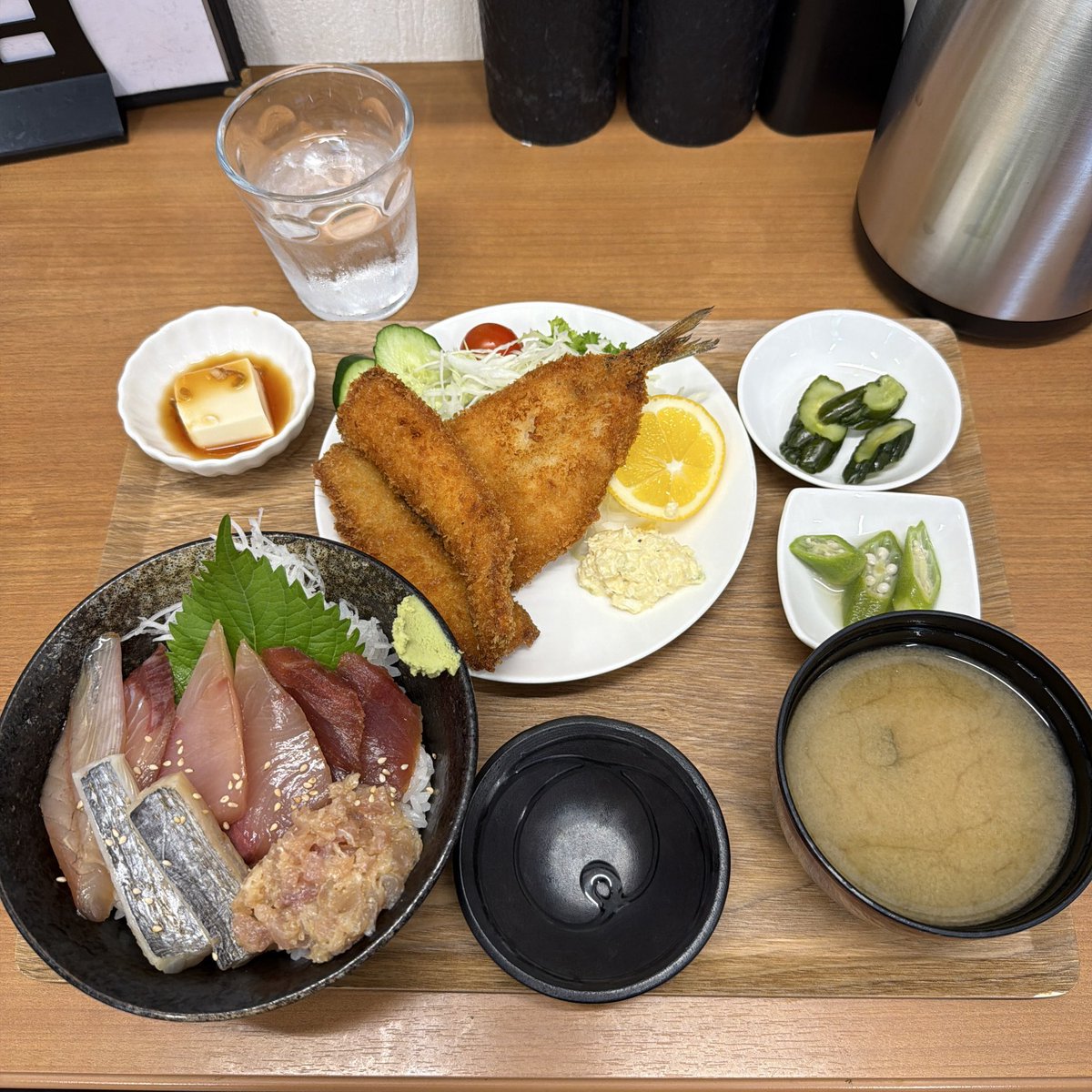 okuyan21's tweet photo. お盆に行けなかったので娘と一緒に義母のお墓参りに行ってきました。

お昼に食べた日替わりが美味しすぎました！

 #お昼ごはん  #三浦半島  #海鮮丼  #スカイライン400R https://t.co/3TlZKZPSLO