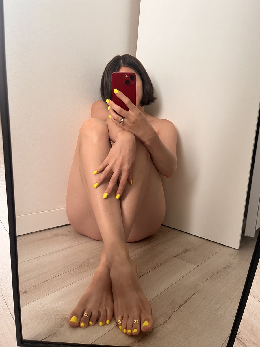 barefootkinj's tweet photo. I took the heels off for you. Say thank you. https://t.co/AiYvnbeGwa