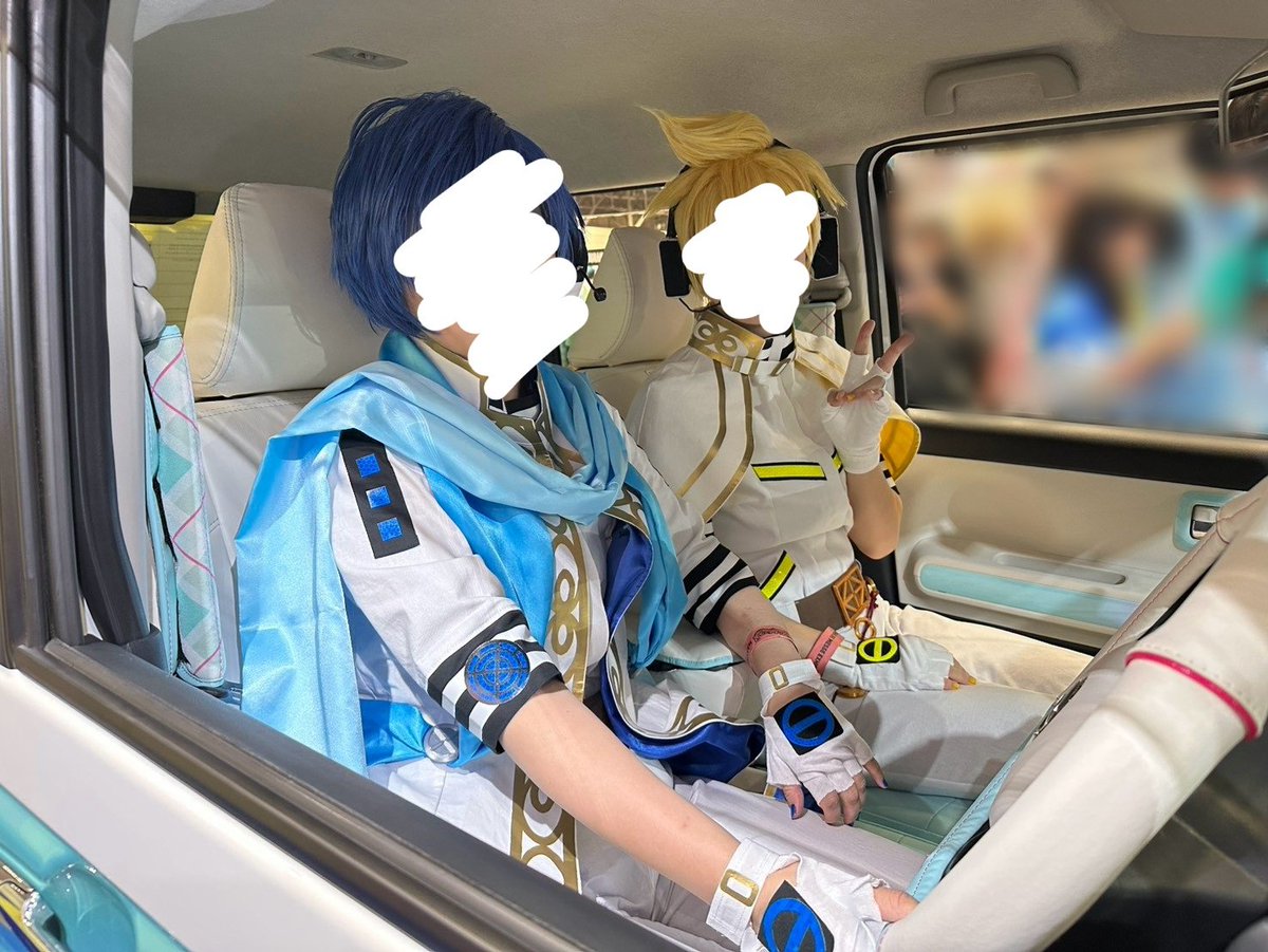 aidakarasu's tweet photo. 友達「結婚しました！！！」
友達「子供産まれました！！！」
友達「昇進しました！！！」

ワイ「コスプレ初心者だけど初めて自作した衣装でマジミラに臨んだら原曲のボカロP様と絵師様に声をかけられ名刺交換していただきました😭✨」 https://t.co/WFJNYBFlZi