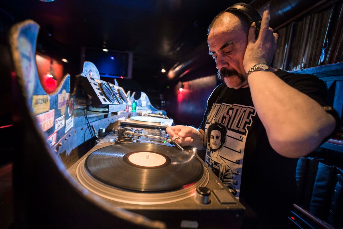 DiegoAManrique's tweet photo. A no perderse: la entrevista de Carlos Galán con DJ FLORO. No solo es un pinchadiscos todo terreno, también ha hecho golosas recopilaciones y, en general, difundido músicas más allá del sota, caballo y rey. Con especial atención al afrobeat nigeriano https://t.co/UBekrBfgM5 https://t.co/vSKkxdELne