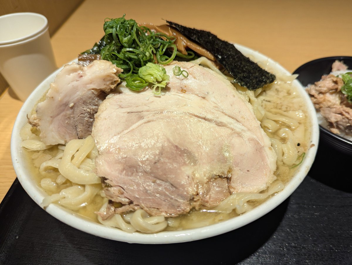 bakibokio's tweet photo. 期間限定店。煮干し太麺。接続〜着丼80分。スープはまぁ美味かった。モチモチ麺が売りと言われて期待していたが、茹ですぎでほとんど食感のない麺を食べさせられてガッカリ。特盛にして大後悔。セットの炙り肉飯も炙った形跡なし。着丼時レンゲも汚れてるし。

絶賛している人が多いが、行く価値なし。 https://t.co/n4Ul5U70zA