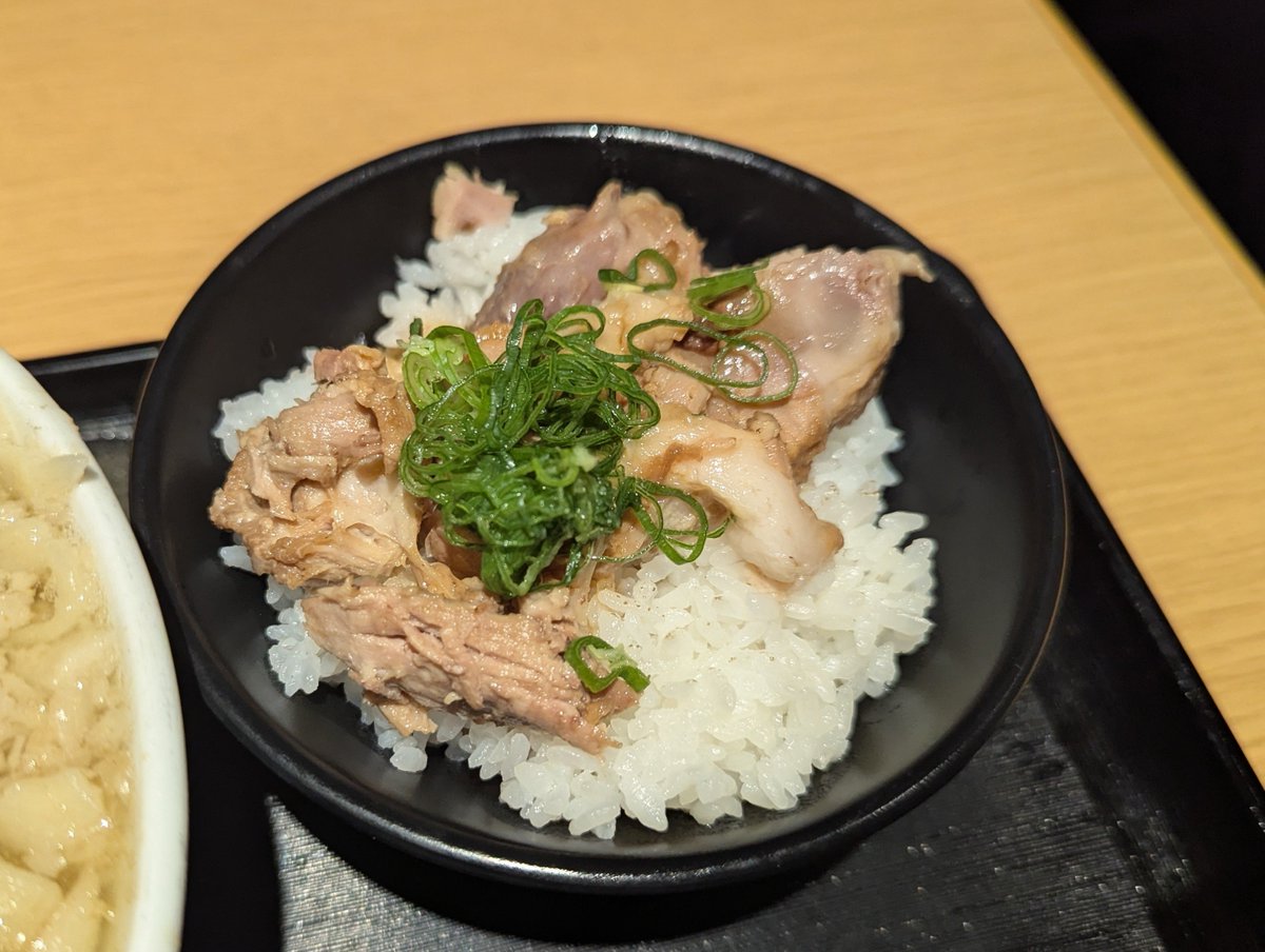 bakibokio's tweet photo. 期間限定店。煮干し太麺。接続〜着丼80分。スープはまぁ美味かった。モチモチ麺が売りと言われて期待していたが、茹ですぎでほとんど食感のない麺を食べさせられてガッカリ。特盛にして大後悔。セットの炙り肉飯も炙った形跡なし。着丼時レンゲも汚れてるし。

絶賛している人が多いが、行く価値なし。 https://t.co/n4Ul5U70zA
