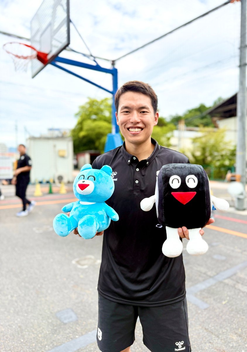 Tsukinowa_DS's tweet photo. 子どもたちの目線まで寄り添いながら、
自身の体験談も交え、優しく、温かく言葉を届けてくれた #岡田泰希 選手。

うまくいかない時のこと。
それでも続けること。
バスケットボールを楽しむこと。

プロの選手から直接もらった言葉は、
きっと今日だけの思い出じゃない。

何年か先、何かに挑戦するときに、
ふと思い出す言葉になるかもしれない。

シュートを決める姿もカッコいい。
コートを駆け抜ける姿もカッコいい。

でも今日、
子どもたちの未来に言葉を届けるタイキは、
もっとカッコよかった。

素敵な時間を、本当にありがとう。

…………。

？？

待て、その手にあるのは、何だ。

見慣れた蒼き熊。
見慣れた黒き円環。

だが。

かつてないサイズ。

これほど巨大な依代に宿る
熊の加���と黒き円環の力は、計り知れない。

しかし、焦るな。

我々にもまだ、
詳細は知らされていない。

これは発表ではない。

予兆だ。

ただ一つ言えることがある。
何かが、確実に、
私たちのもとへ近づきつつある。

B.PREMIER開幕を前に、
いったい何が始まろうとしているのか。

今はまだ、その時ではない。
次報を待て。

Vamooooos🐻💙🛞🔥

#滋賀レイクス #OWNTHELAKE
#Bプレミア #Bリーグ
#月の輪自動車教習所
#ツキノワさん #熊の加護 #狂気のクマ
#タイヤさん #微笑みのタイヤ