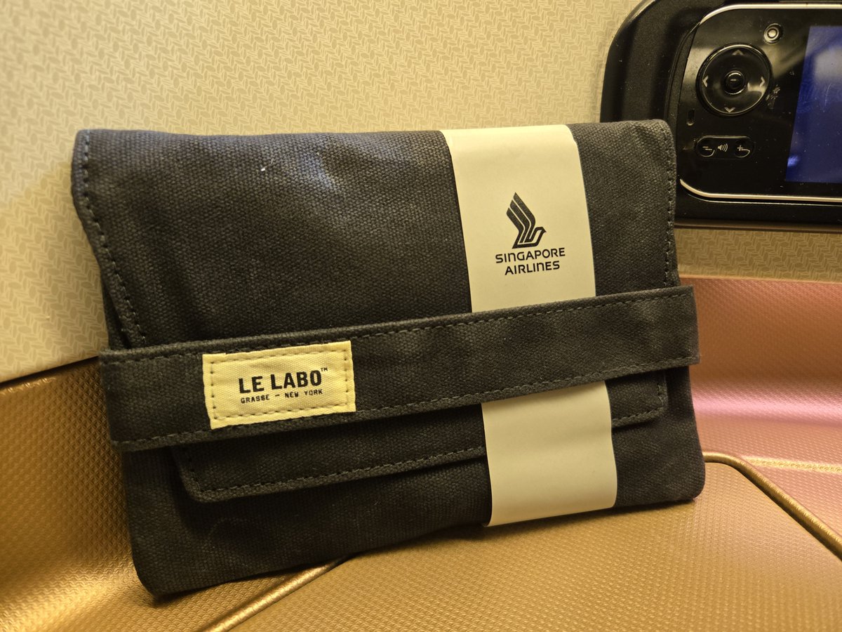 saechika0728's tweet photo. 帰りの #B777 座席は良いけどﾀｯﾁﾊﾟﾈﾙじゃないのは相変わらず不便😅
機内ｻｰﾋﾞｽでちょっとした手違いあり、気にしてなかったけど、ものすごくお詫びしてくださり恐縮💦でも、#シンガポール航空 のｻｰﾋﾞｽ基準ならお詫び案件だったのだろうなと思いました。お気持ち確かにいただきました🙏 https://t.co/sgD8mkmlAd