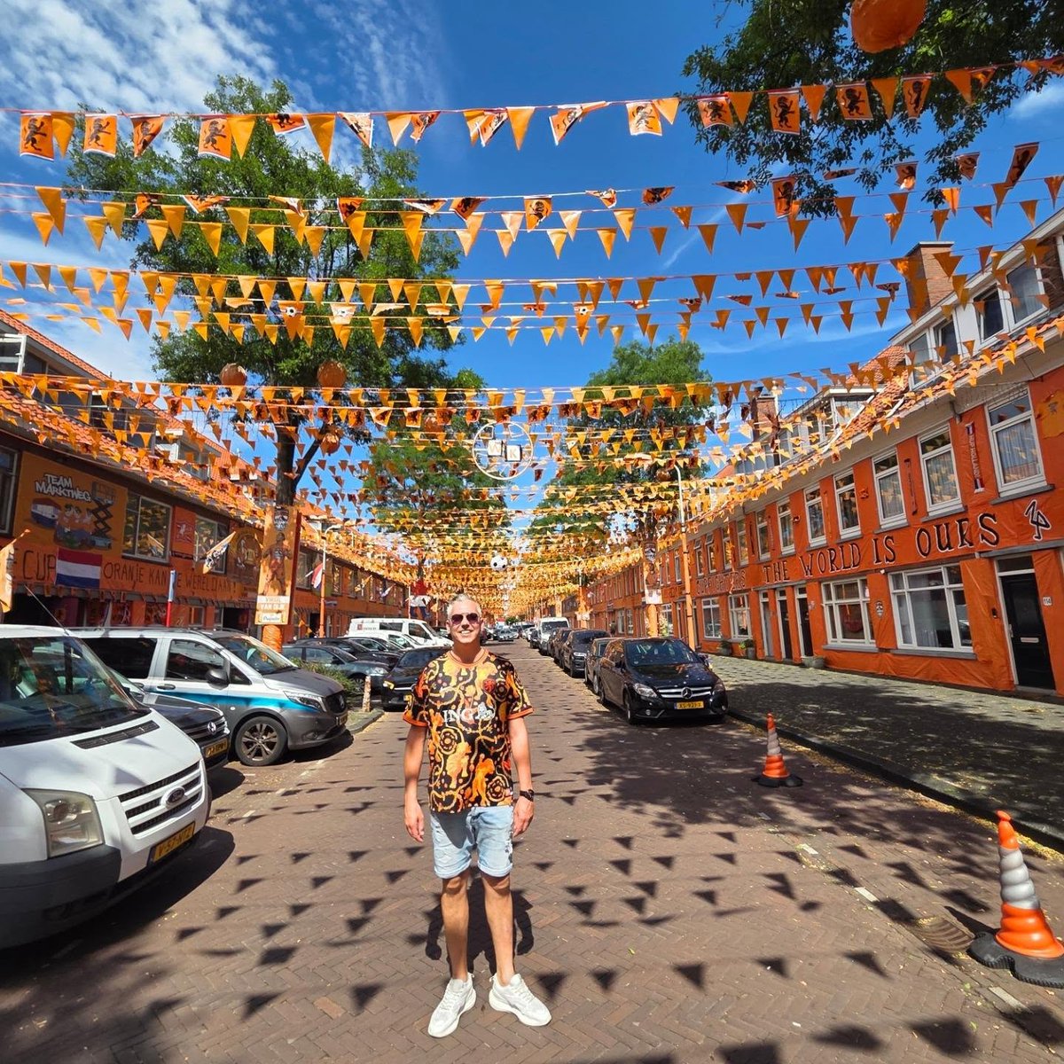 NatachaRearr's tweet photo. Marktweg, het moet niet gekker worden 🧡 Nederland heeft laten zien hoe je in 90 minuten een IKEA-kast in elkaar zet. 🇳🇱🇸🇪 https://t.co/MLZF7OjuQH