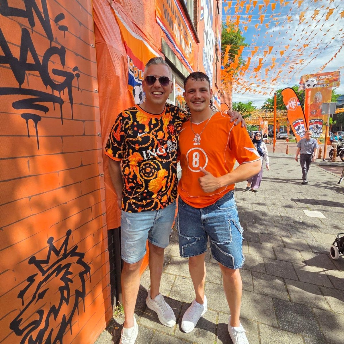 NatachaRearr's tweet photo. Marktweg, het moet niet gekker worden 🧡 Nederland heeft laten zien hoe je in 90 minuten een IKEA-kast in elkaar zet. 🇳🇱🇸🇪 https://t.co/MLZF7OjuQH