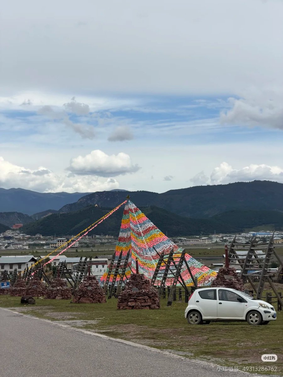 云南丽江和香格里拉部分藏传佛教经幡景观被拆除或取消