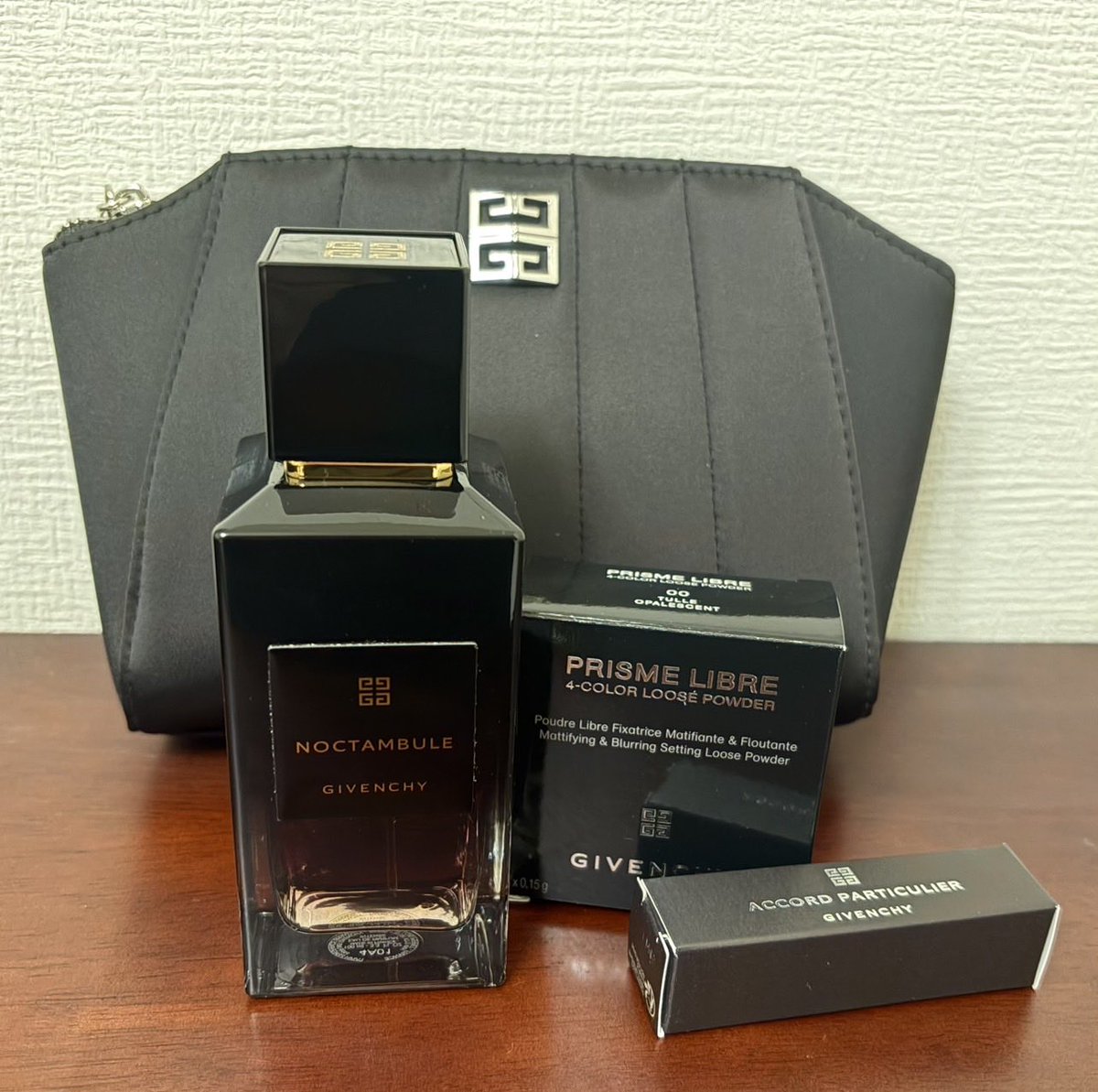 12_mentai's tweet photo. 今夜はノクタンブルでドジバデビュー
甘いワインのようなローズとウード
ウードがダークな深み渋みを出してくれてて、そんなにアラブ風には寄ってない
ポーチとプリズムリーブルのサンプルサイズを頂きました https://t.co/6Pu34iaQqb