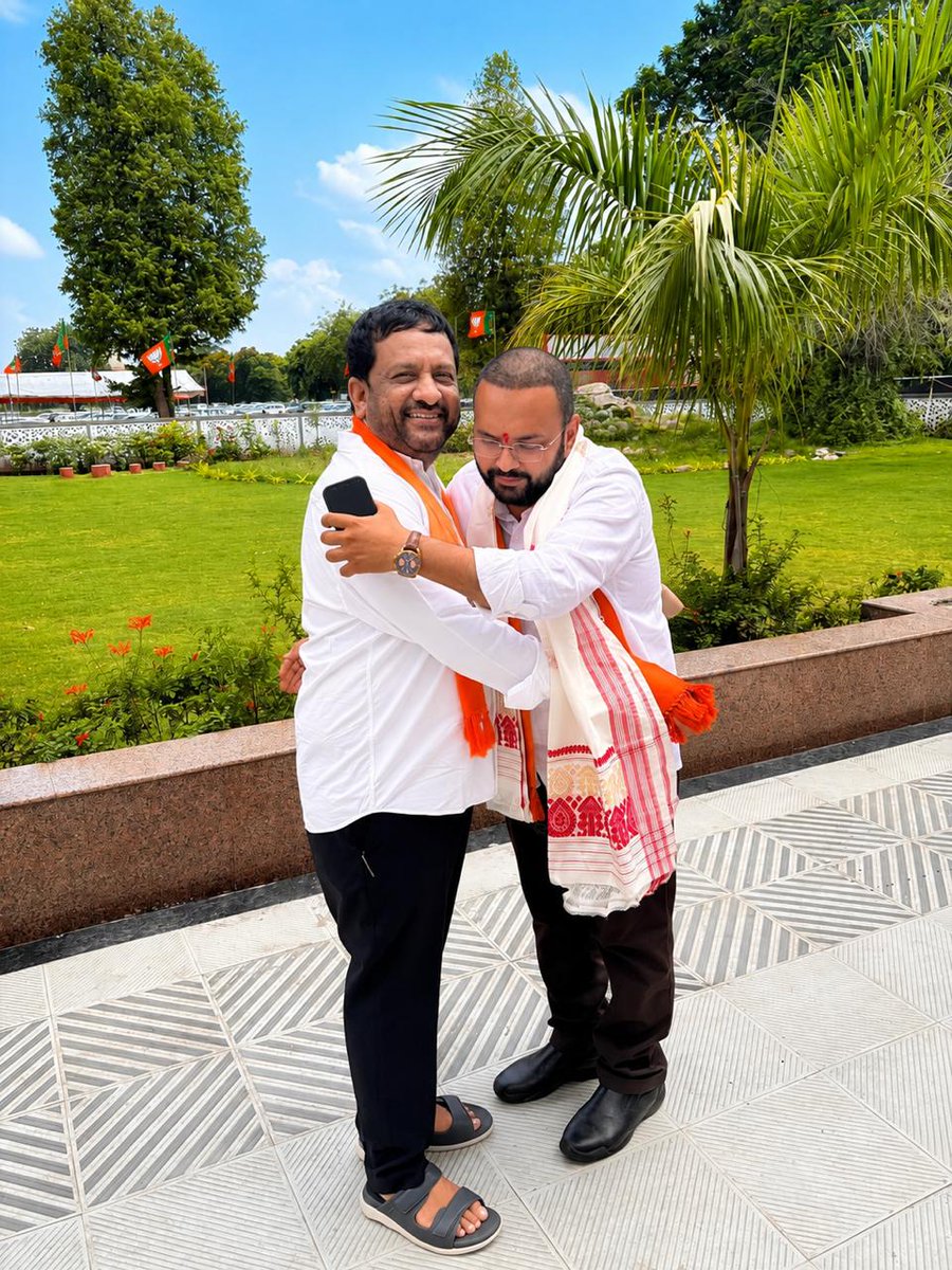 Kiritbhai_Patel's tweet photo. 📍ગાંધીનગર 
ગુજરાત પ્રદેશ ભારતીય જનતા યુવા મોરચાના અધ્યક્ષ તરીકે સફળતાપૂર્વક જવાબદારી નિભાવનાર ડૉ. હેમાંગભાઈ જોષી @drhemangjoshimp  ને ભારતીય જનતા યુવા મોરચાના રાષ્ટ્રીય અધ્યક્ષ તરીકે મહત્વપૂર્ણ જવાબદારી મળ્યા બાદ આજે પ્રથમ વખત શુભેચ્છા મુલાકાત કરવાનો અવસર પ્રાપ્ત થયો.
ગુજરાતના યુવા નેતૃત્વને રાષ્ટ્રીય સ્તરે આ મહત્વપૂર્ણ જવાબદારી મળવી એ સમગ્ર ગુજરાતના કાર્યકર્તાઓ માટે ગૌરવ અને હર્ષની ક્ષણ છે.
રાષ્ટ્રહિત અને સંગઠનહિતના સંકલ્પ સાથે તેમની નવી જવાબદારીનો કાર્યકાળ યશસ્વી બને તેવી હાર્દિક શુભકામનાઓ. 💐