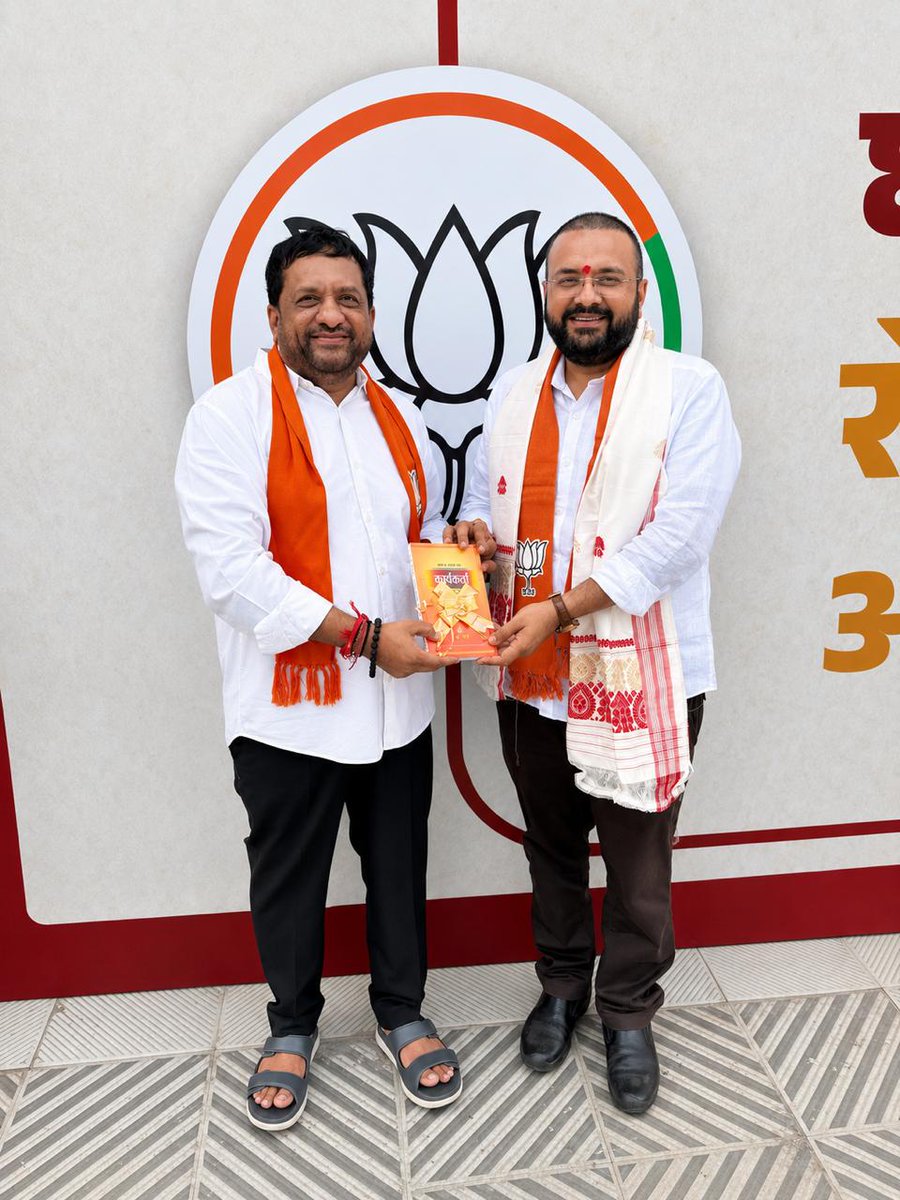 Kiritbhai_Patel's tweet photo. 📍ગાંધીનગર 
ગુજરાત પ્રદેશ ભારતીય જનતા યુવા મોરચાના અધ્યક્ષ તરીકે સફળતાપૂર્વક જવાબદારી નિભાવનાર ડૉ. હેમાંગભાઈ જોષી @drhemangjoshimp  ને ભારતીય જનતા યુવા મોરચાના રાષ્ટ્રીય અધ્યક્ષ તરીકે મહત્વપૂર્ણ જવાબદારી મળ્યા બાદ આજે પ્રથમ વખત શુભેચ્છા મુલાકાત કરવાનો અવસર પ્રાપ્ત થયો.
ગુજરાતના યુવા નેતૃત્વને રાષ્ટ્રીય સ્તરે આ મહત્વપૂર્ણ જવાબદારી મળવી એ સમગ્ર ગુજરાતના કાર્યકર્તાઓ માટે ગૌરવ અને હર્ષની ક્ષણ છે.
રાષ્ટ્રહિત અને સંગઠનહિતના સંકલ્પ સાથે તેમની નવી જવાબદારીનો કાર્યકાળ યશસ્વી બને તેવી હાર્દિક શુભકામનાઓ. 💐