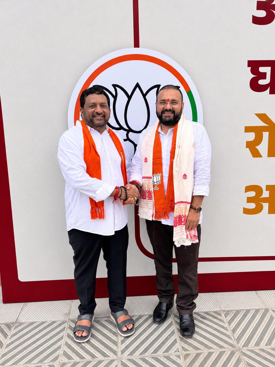 Kiritbhai_Patel's tweet photo. 📍ગાંધીનગર 
ગુજરાત પ્રદેશ ભારતીય જનતા યુવા મોરચાના અધ્યક્ષ તરીકે સફળતાપૂર્વક જવાબદારી નિભાવનાર ડૉ. હેમાંગભાઈ જોષી @drhemangjoshimp  ને ભારતીય જનતા યુવા મોરચાના રાષ્ટ્રીય અધ્યક્ષ તરીકે મહત્વપૂર્ણ જવાબદારી મળ્યા બાદ આજે પ્રથમ વખત શુભેચ્છા મુલાકાત કરવાનો અવસર પ્રાપ્ત થયો.
ગુજરાતના યુવા નેતૃત્વને રાષ્ટ્રીય સ્તરે આ મહત્વપૂર્ણ જવાબદારી મળવી એ સમગ્ર ગુજરાતના કાર્યકર્તાઓ માટે ગૌરવ અને હર્ષની ક્ષણ છે.
રાષ્ટ્રહિત અને સંગઠનહિતના સંકલ્પ સાથે તેમની નવી જવાબદારીનો કાર્યકાળ યશસ્વી બને તેવી હાર્દિક શુભકામનાઓ. 💐