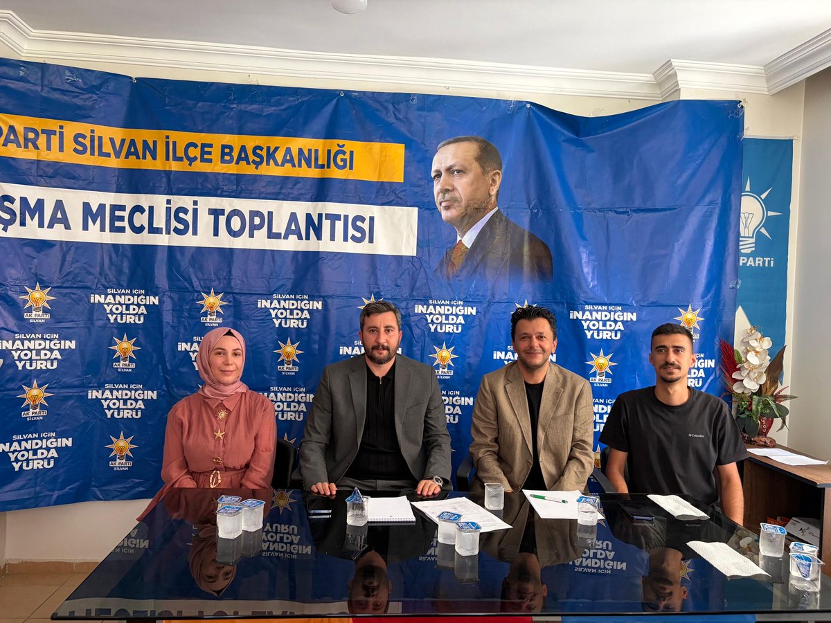 akpartidbakir's tweet photo. 📍Silvan | İlçe Danışma Meclisi Toplantısı

İl Başkan Vekilimiz Murat Beran Dilek, İlçe Başkanımız Volkan Karadeniz, Kadın Kolları Başkanımız Esra Karadaş, Gençlik Kolları Başkanımız Kadir Kezer, teşkilat mensuplarımız ve kıymetli hemşehrilerimizin katılımıyla İlçe Danışma Meclisi Toplantımızı gerçekleştirdik.

Silvan’ımızın ihtiyaçlarını, ilçemizde yürütülen çalışmaları ve hayata geçirilmesi planlanan projeleri istişare ederken; teşkilat çalışmalarımızı ve önümüzdeki döneme ilişkin hedeflerimizi de değerlendirdik.

Birlik ve beraberlik içerisinde, ortak akıl ve istişare kültürüyle Silvan’ımız için çalışmaya devam edeceğiz.

Toplantımıza katılım sağlayan, fikir ve katkılarıyla bizlerle olan tüm hemşehrilerimize ve teşkilat mensuplarımıza teşekkür ediyoruz.
@AkPartiSilvan_