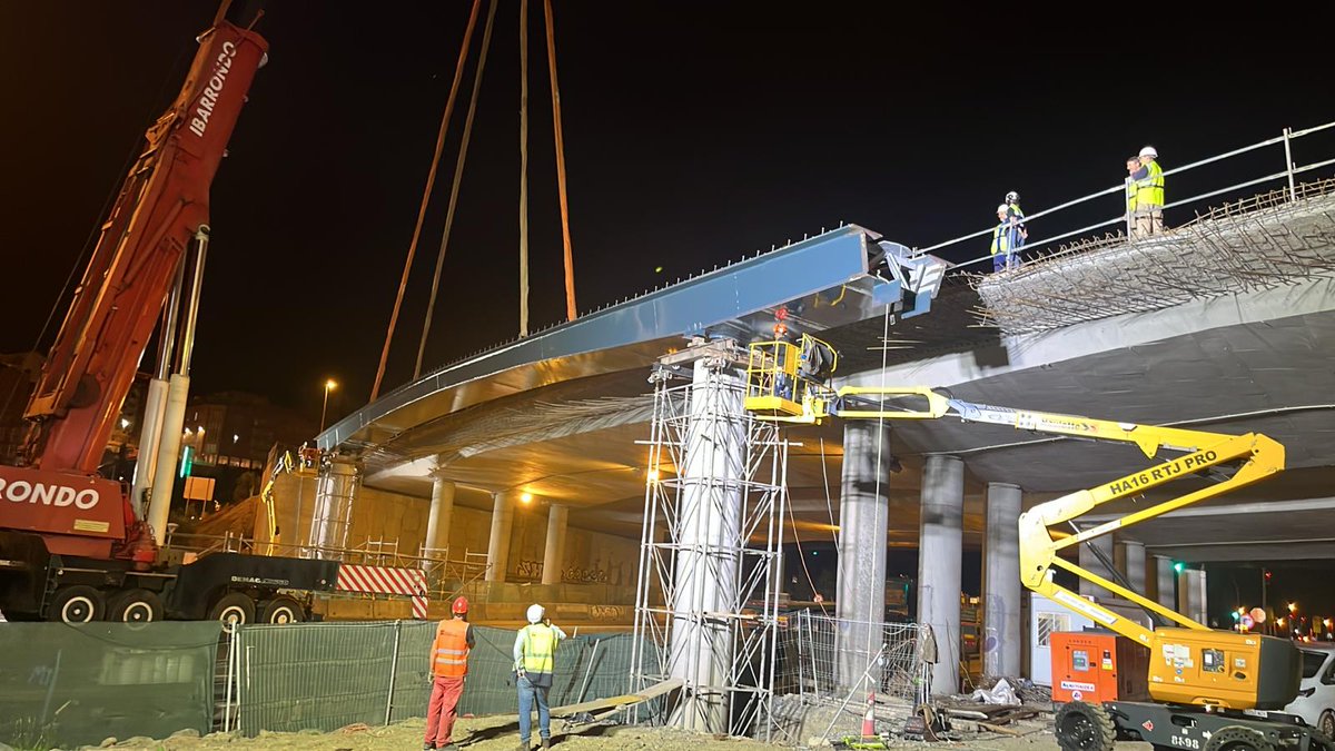 Bizkaia's tweet photo. 🚧 Rontegiko zubiak espazio gehiago irabazten du! 🌉
✅ Barakaldotik igarotzen den biaduktu handitzeko aukera emango duen egitura metalikoa jarri da dagoeneko
➡️ Trafikoaren arintasun handiagoa 🚗🚚

💪 Seguimos avanzando en la reordenación de los cinco carriles de Rontegi:
🔹 1 carril para acceder a Barakaldo
🔹 2 carriles en dirección Cantabria
🔹 2 carriles en dirección Bilbao

#Rontegi #Barakaldo #Movilidad #Infraestructuras 🚧✨