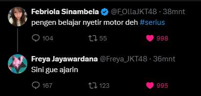 han_dycam's tweet photo. *Keluar Indomaret*

Freya: Loh Hansip.. Itu kenapa kamu beli Kin Yogurt yang ada mukaku? Sejujurnya kamu suka aku ya?

Hansip: Ehm... anu. Aku asal ambil aja soalnya ini yang terakhir. Kayaknya gak ada yang berani beli soalnya ada foto kamu di sini..

Freya: Ih apa sih.... (Freya pun memasang muka kesal)
Hansip: Yaudah yah, aku izin pamit.
Freya: Kamu pergi naik apa? Mobil kamu yang mana?
Hansip: Ha?? Mobil? Aku ke sini naik sepeda aja.

Lalu Hansip menunjukkan sepedanya yang sedang terpakir di antara tukang gorengan & martabak di ujung parkiran Indomaret karena gak kebagian space oleh mobil mewah.

Freya: Wah, ternyata kamu orang yang sehat dan ramah lingkungan ya ke mana-mana naik sepeda. Aku jadi makin suka deh. (>,<)

Hansip: Sejujurnya Fre... aku naik sepeda bukan karena ingin hidup sehat dan cinta lingkungan. Tapi karena cuma ini kendaraan yang bisa aku naiki.

Freya: Haaa??? Mekisuttt? 

Hansip: Iyaaa... Begitulah.

Freya: Nyetir mobil gabisa? 
Hansip: Enggak bisa😔
Freya: Motor??
Hansip: Enggak...
Freya: Member??
Hansip: Hah?

Freya: Oh enggak, hehe. Tapi sebetulnya gapapa kok kalau kamu belum bisa nyetir motor. Dunia ini bukan tempat balapan siapa yang paling bisa naik kendaraan paling cepat. 

Hansip: (ngomong apasih ni orang) "Makasih ya Fre udah mau ngertiin aku.." 🥹

Freya: Nah, mending kamu ikut aku. Tinggalin aja sepedamu, sekarang aku yang boncengin kamu.

Hansip: Kamu ke sini bawa motor sendiri???
Freya: Iya, hihi...

Lalu Freya menuntun Hansip menuju motornya yang tidak lain dan tidak bukan adalah Yamaha RX-King. 

Hansip: Waah, selera kamu unik juga Fre, di saat cewek-cewek mendambakan motor Fazzio kamu malah bawa RX King.

Freya: Kalo boleh jujur, selama jarang ngetweet dan live aku sering kerja sampingan sebagai joki tong setan. Tapi tolong jaga rahasia ini antara kita berdua aja ya... 

Hansip: Oke oke, aku janjii... Terus, sekarang kita mau kemana coba?

Freya: Kita riding santai aja, mengikuti menara sebagai petunjuk. Btw kamu duduknya gak bisa lebih maju dikit? Kenapa di pucuk jok gitu dah?

Hansip: Golden Rules Free.... 

Lalu Freya dan Hansip menaiki motor tua tersebut keliling kota tanpa tujuan yang jelas. Seperti status hubungan mereka saat ini............