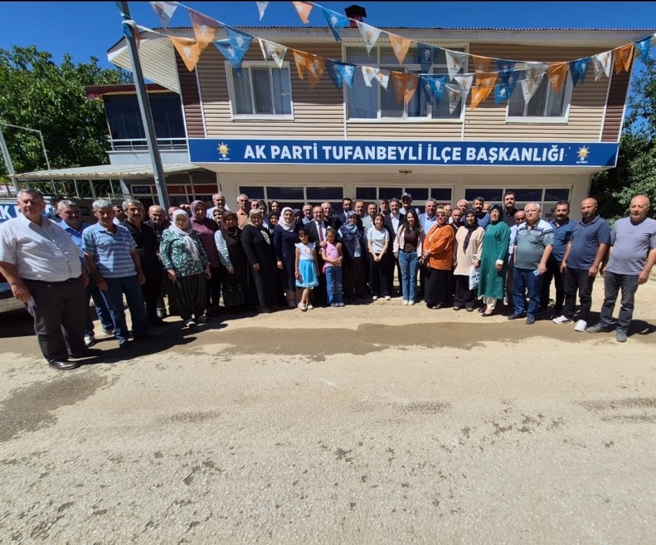 farukaytek's tweet photo. ❝AK Parti teşkilatları; gönüllere dokunan siyaset anlayışının, sahada karşılık bulan hizmet iradesinin ve ortak bir Türkiye idealinin taşıyıcısıdır.❞

Tufanbeyli İlçe Koordinatörümüz Şahin Cerit, İl Yönetim Kurulu Üyemiz Mertkan Közigi, Tufanbeyli İlçe Başkanımız Kenan Birgin, Tufanbeyli İlçe Kadın Kolları Başkanımız Ülkühan Alcı ve kıymetli teşkilatımızla Mahalle Başkanları ve Daraltılmış İlçe Danışma Meclisi Toplantımızı gerçekleştirdik.

Her mahallemizde aynı heyecanı, her kadememizde aynı dava şuurunu diri tutarak; Tufanbeyli’mizi daha güçlü yarınlara hazırlamak için omuz omuza çalışmaya devam edeceğiz.

📍AK Parti Tufanbeyli İlçe Başkanlığı