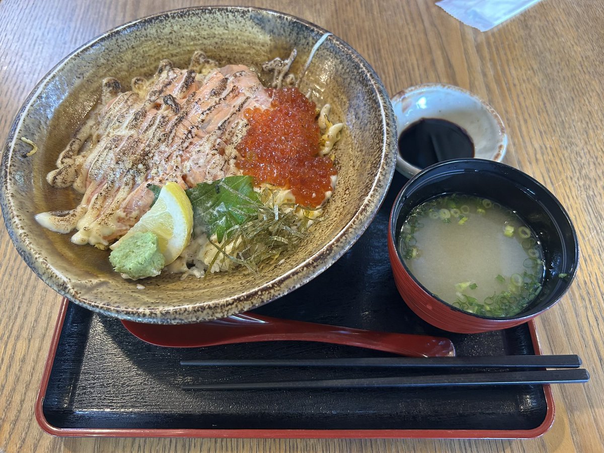 hariganegane's tweet photo. @HachimitsuWaro なんもなかったから炙りサーモンの親子丼で許してくれ https://t.co/YZprE8VxjE