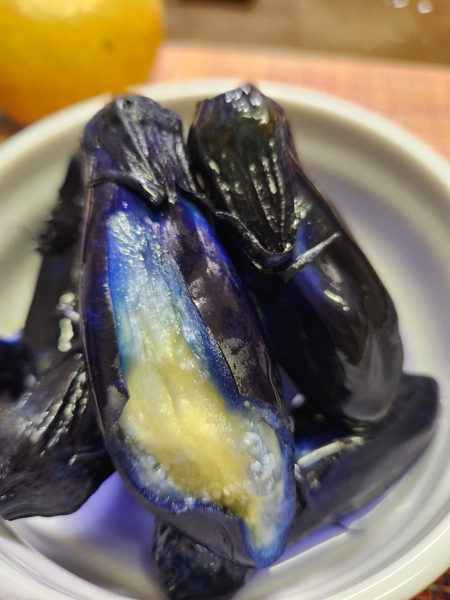 noshiro_class's tweet photo. #道の駅ふたつい  には、美味しいものがいっぱい！
産直コーナーには、地元の食材で作られた加工品もたくさんあります。
先週末は、漬け物を2種類購入しました。
#なすがっこ　#ワラビの醤油漬け　どちらも旨い😋

#能代市　#のしろ暮らす https://t.co/8AaOmRUI5s