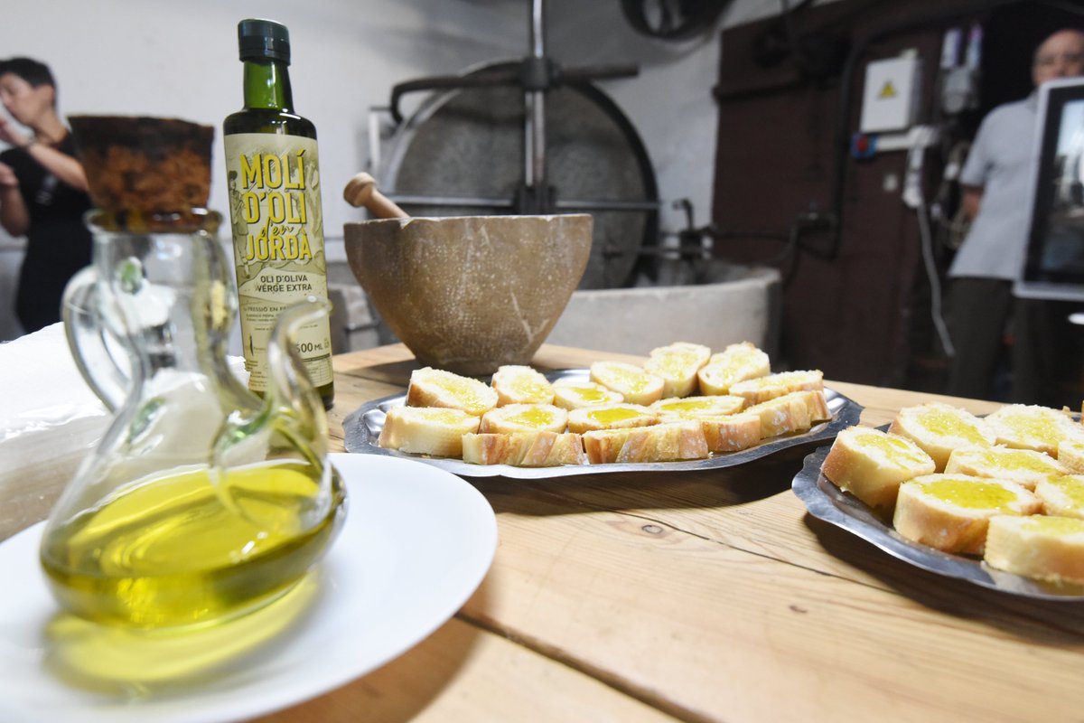 VisitRoses's tweet photo. I si descobrissis Roses a través dels seus sabors? 😋

El Gastro Tour et proposa passejar pel centre històric, descobrir racons amb encant i, sobretot, assaborir alguns dels productes que expliquen la identitat gastronòmica de Roses 🐟🍷

📅 19/09 - 03/10 - 10/10 - 24/10 - 18 h https://t.co/SBgHz6Cw2Q