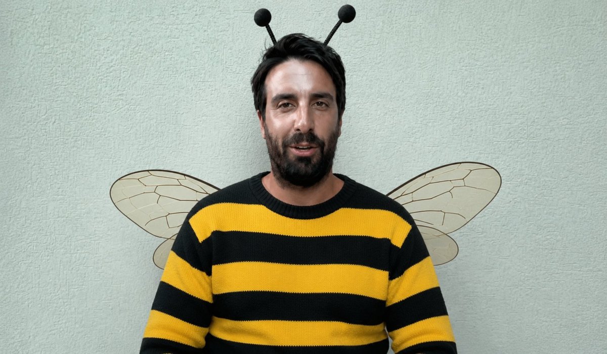 totista_'s tweet photo. con abejas exclusivas para nuestro panal 🧔🏻

la reina se cree que es ejemplo 👨🏻‍🦲 https://t.co/gHJlpV7idk