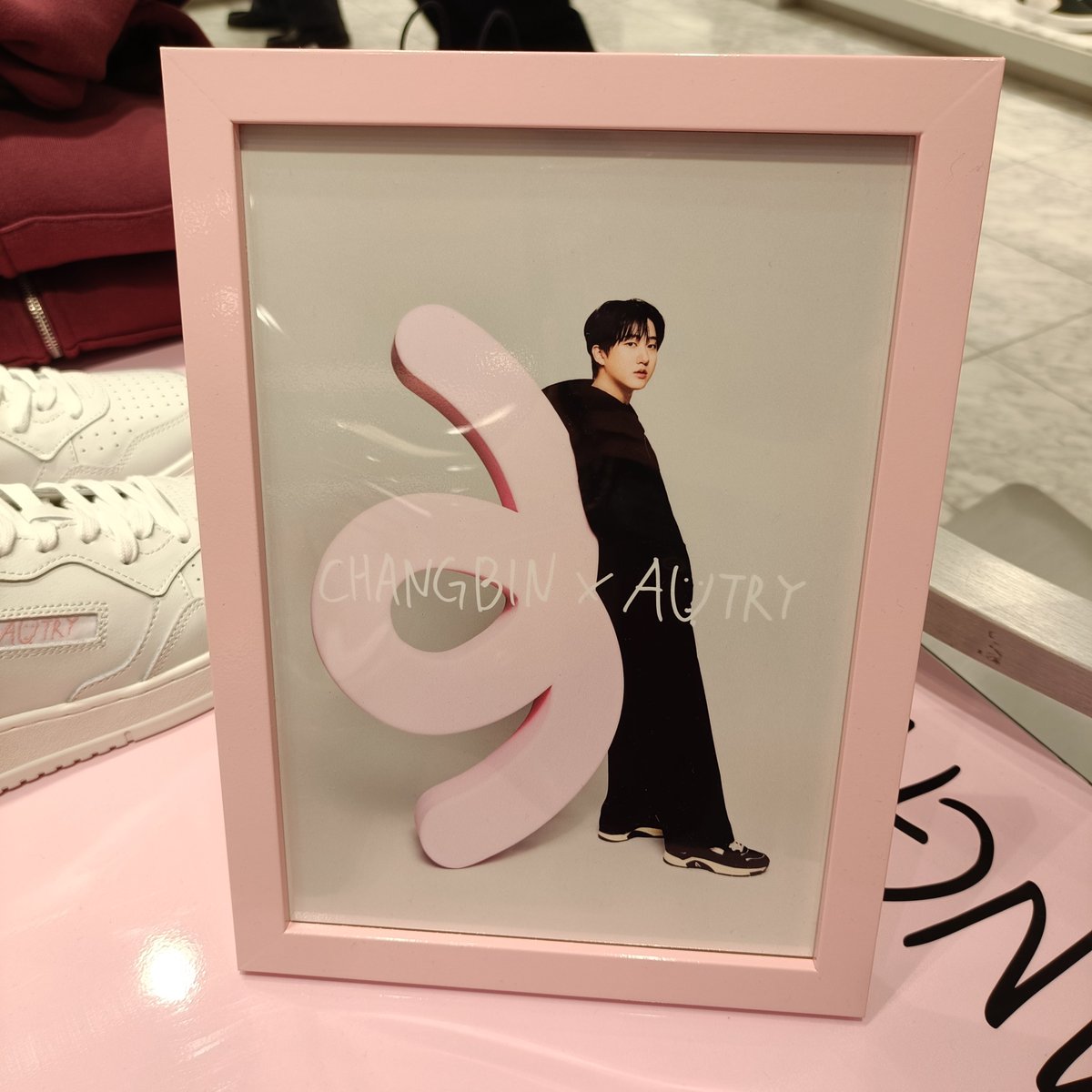 MinaraiRecords's tweet photo. ビニペン大集合！
店員さんも優しいし、チャンビンが一杯で幸せな空間です🐰🐖
#ChangbinXAutry https://t.co/1Kb0kqaLXM
